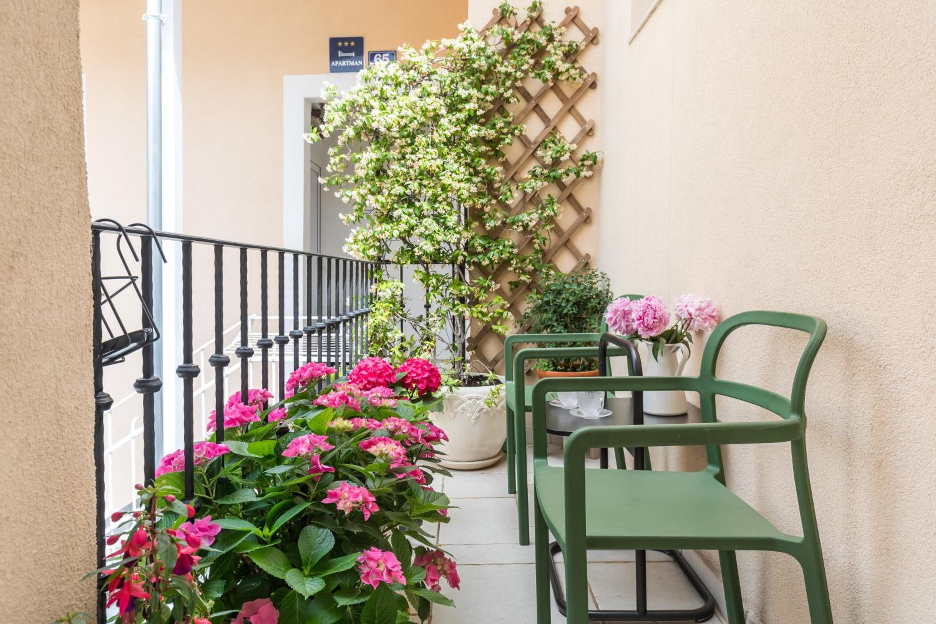 Eclectic duplex with Sundeck terrace view 5