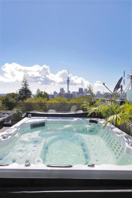 Entertainers penthouse with 5 bedrooms pool & spa view 3