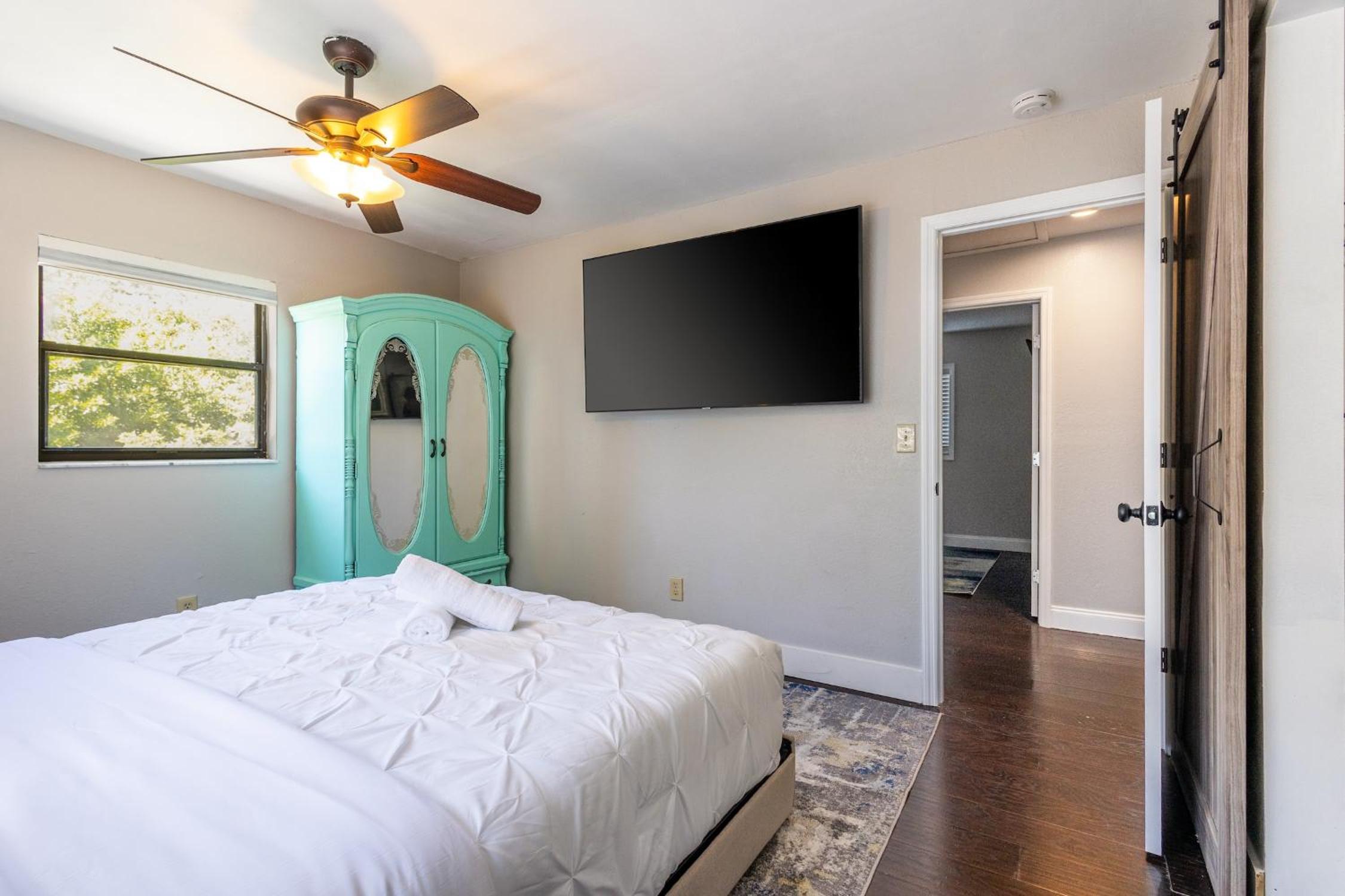 Spacious 3-BR Home with Patio, Firepit & BBQ! view 3