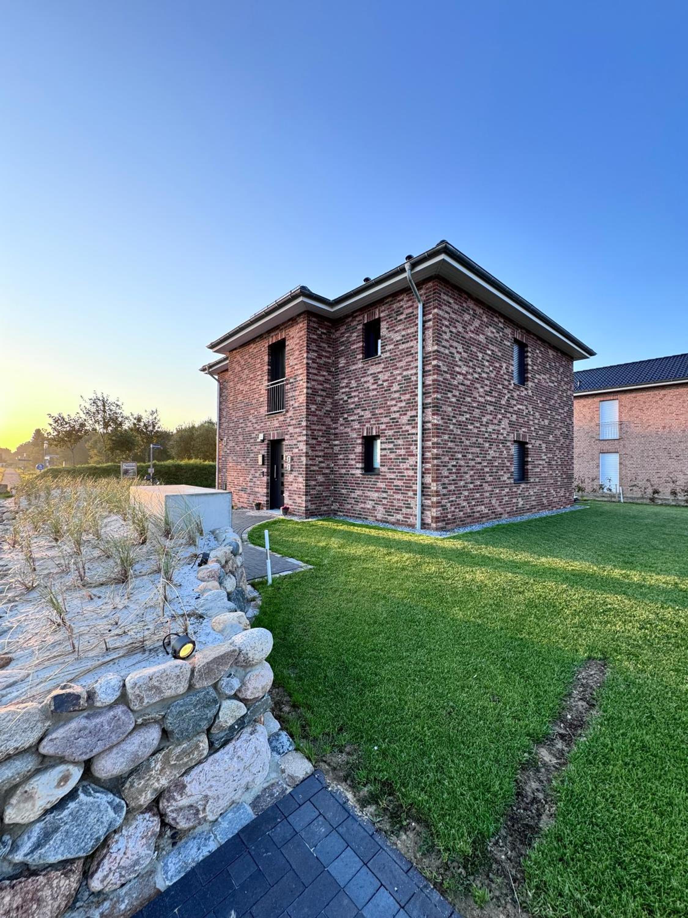 Haus Viking mit 2 Ferienwohnungen Bjorn 4 Pers und Floki 6 Pers mit Düne und Garten