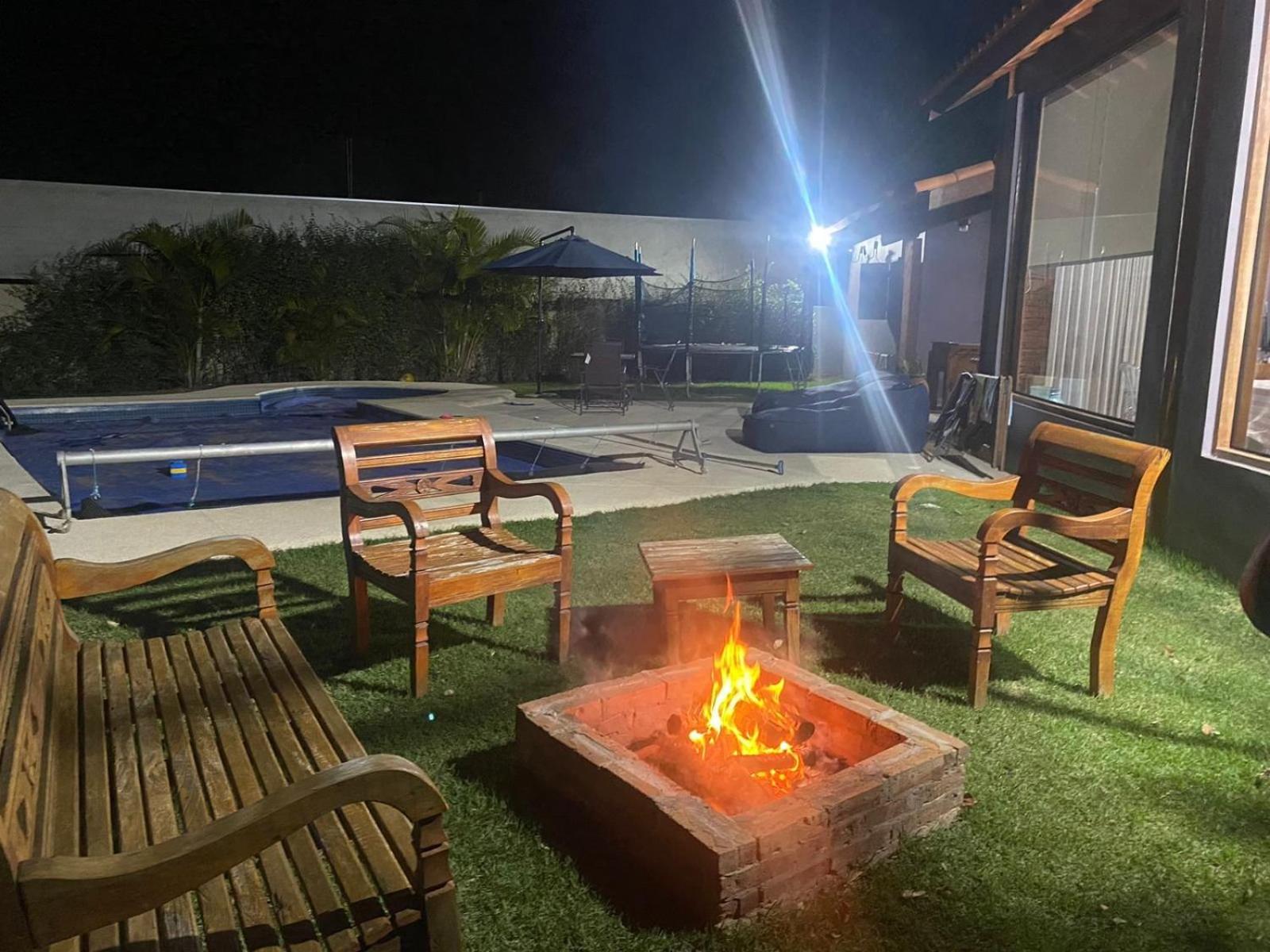 Linda Casa de Campo Nova em condomínio com piscina aquecida