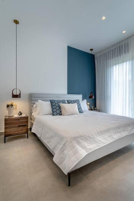 Brand new villa by the beach! view 3