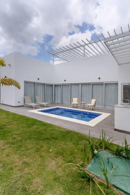 Brand new villa by the beach! view 4