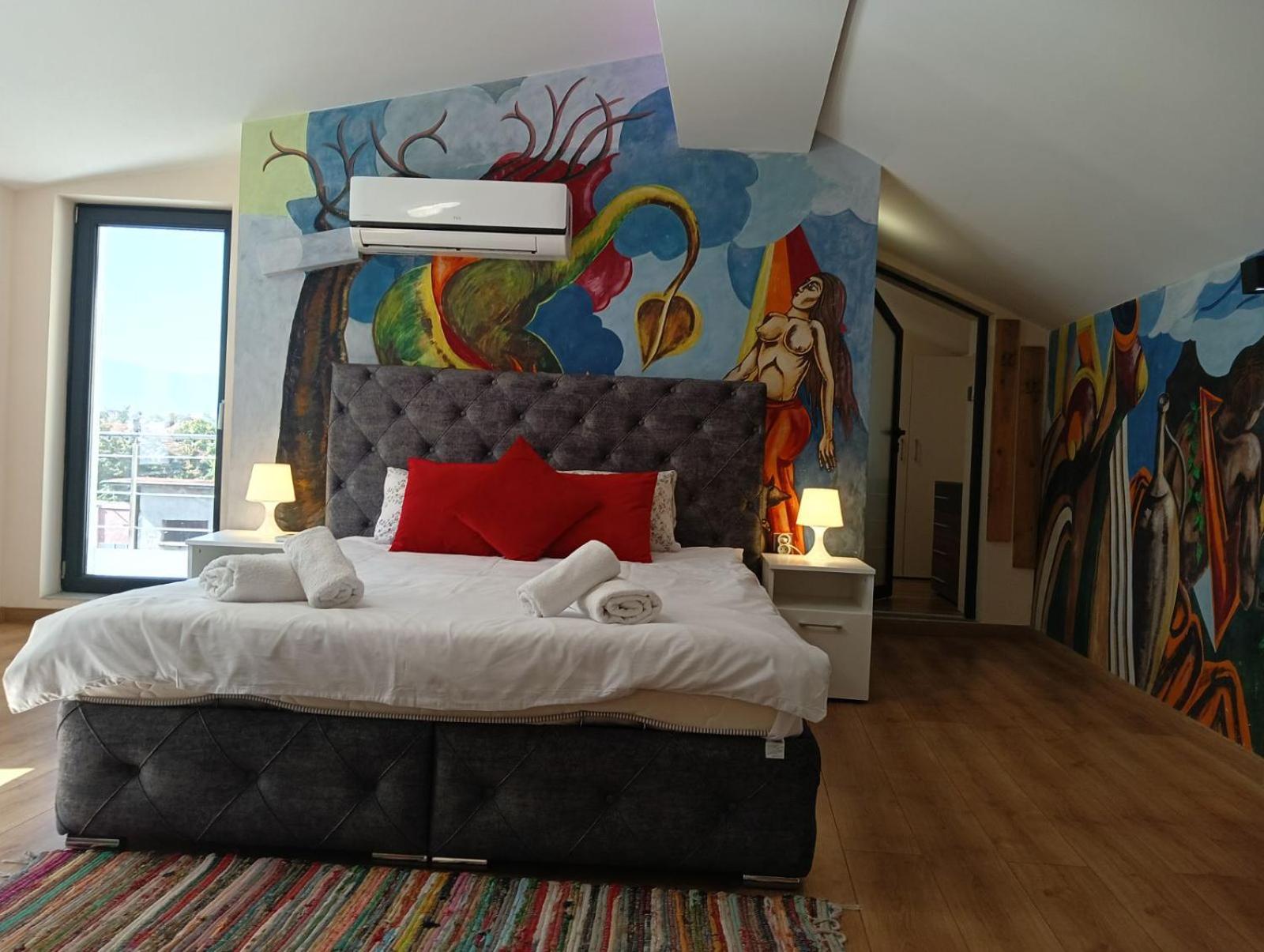 Artistic Loft Panoramic View Top Center