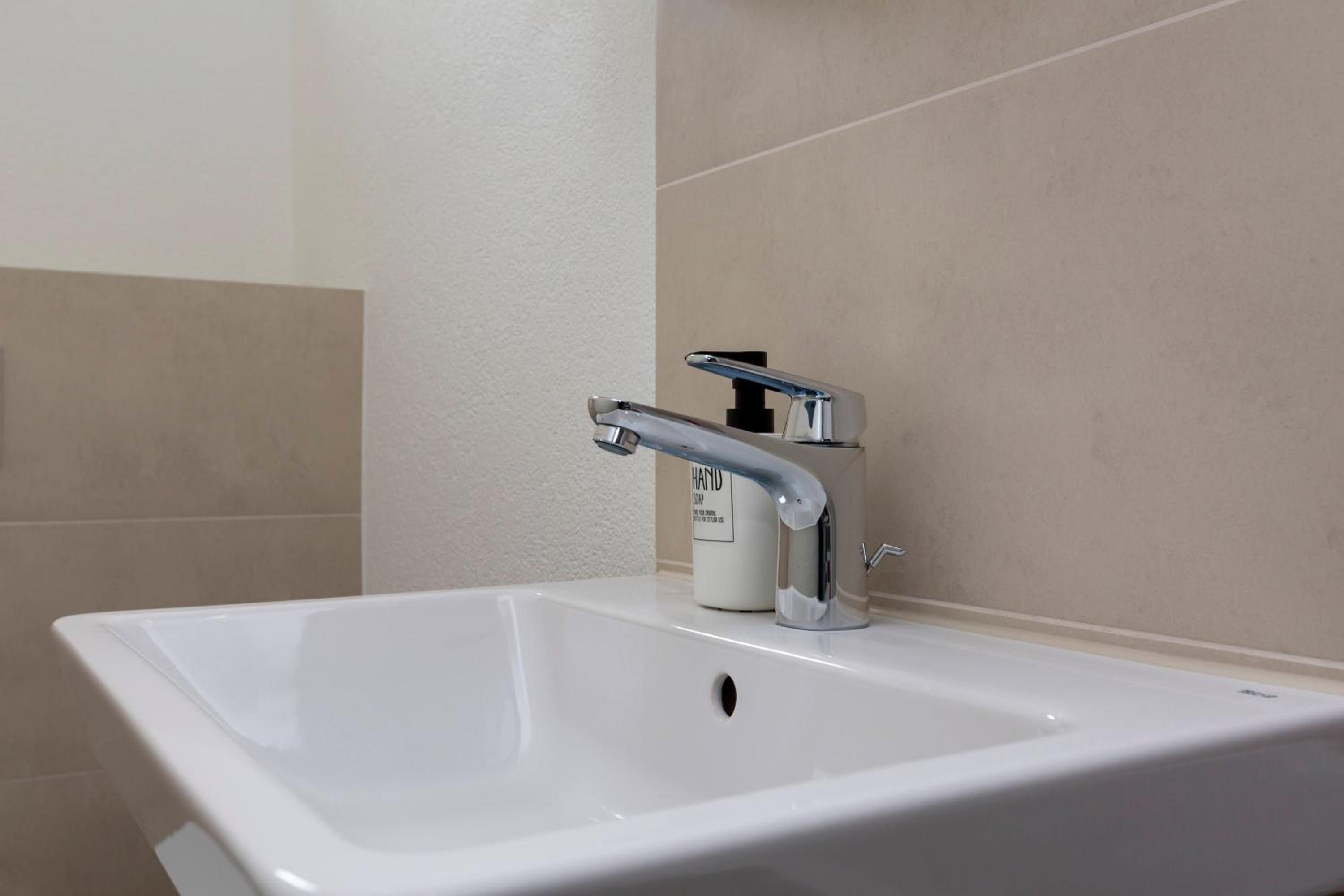 KAYA Zurich Apartment 1B - Deluxe 2BR Downtown Apt