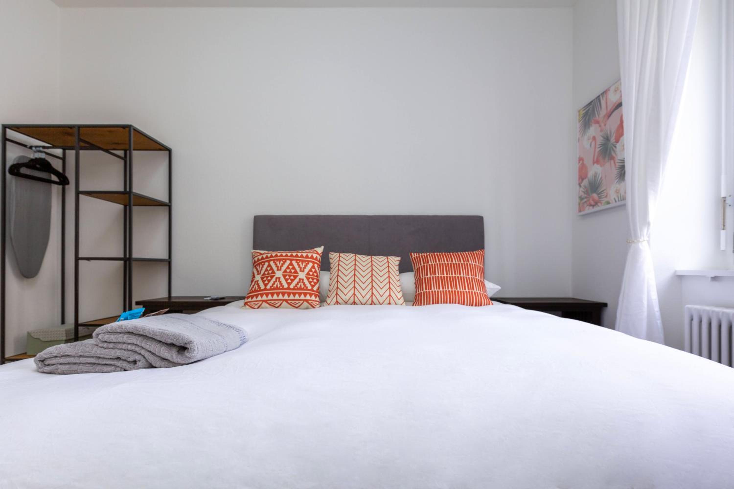 KAYA Zurich Apartment 1B - Deluxe 2BR Downtown Apt