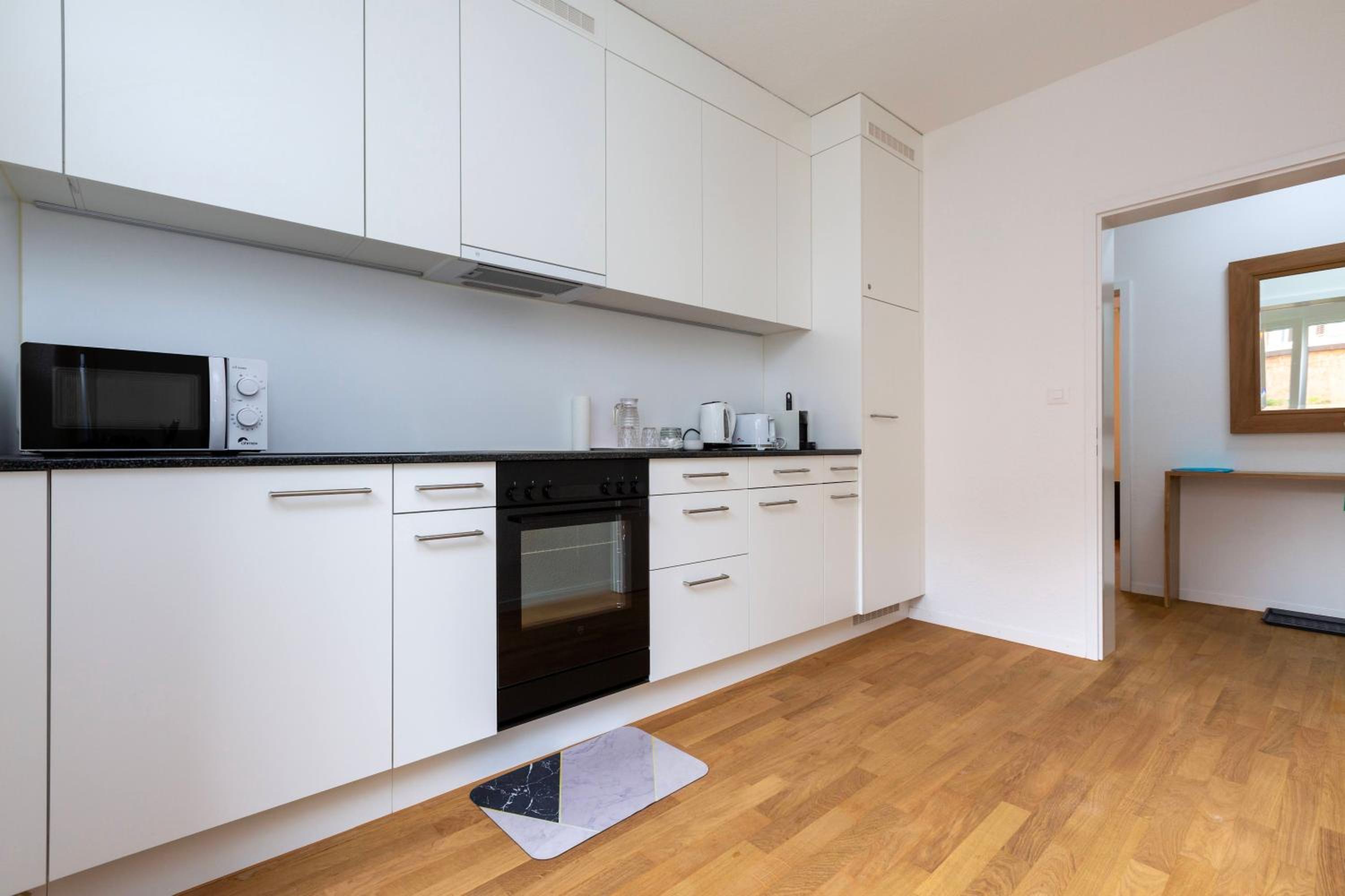 KAYA Zurich Apartment 1B - Deluxe 2BR Downtown Apt