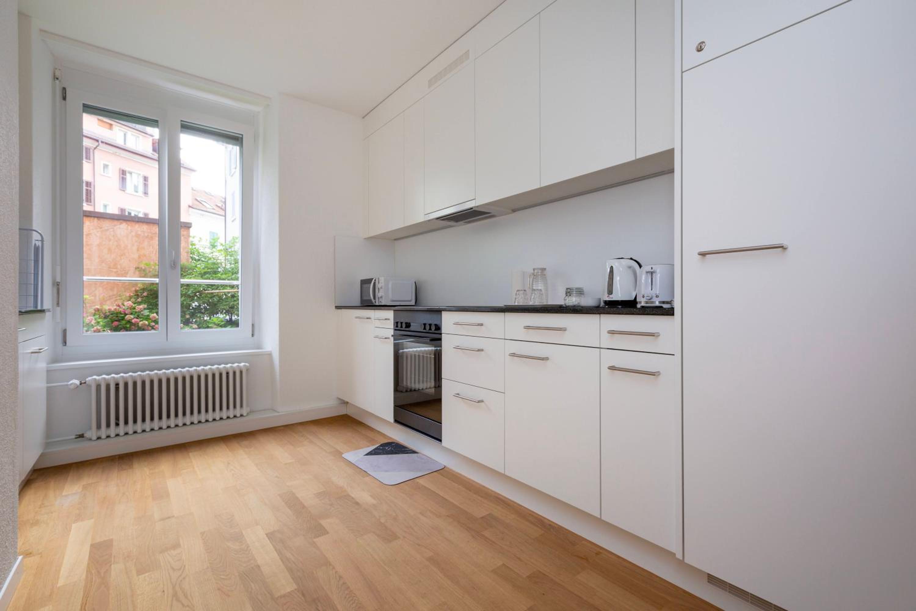 KAYA Zurich Apartment 1B - Deluxe 2BR Downtown Apt