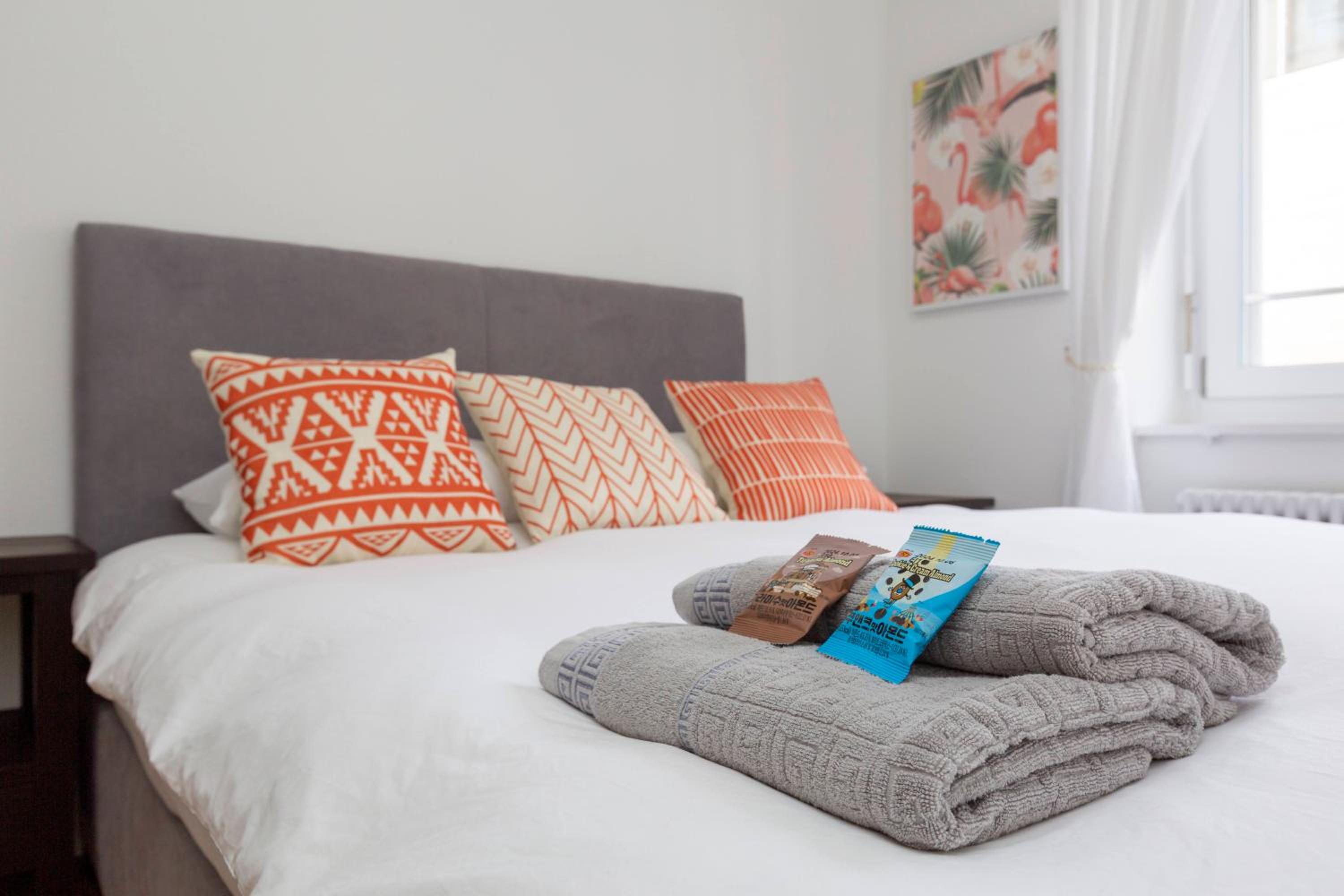 KAYA Zurich Apartment 1B - Deluxe 2BR Downtown Apt