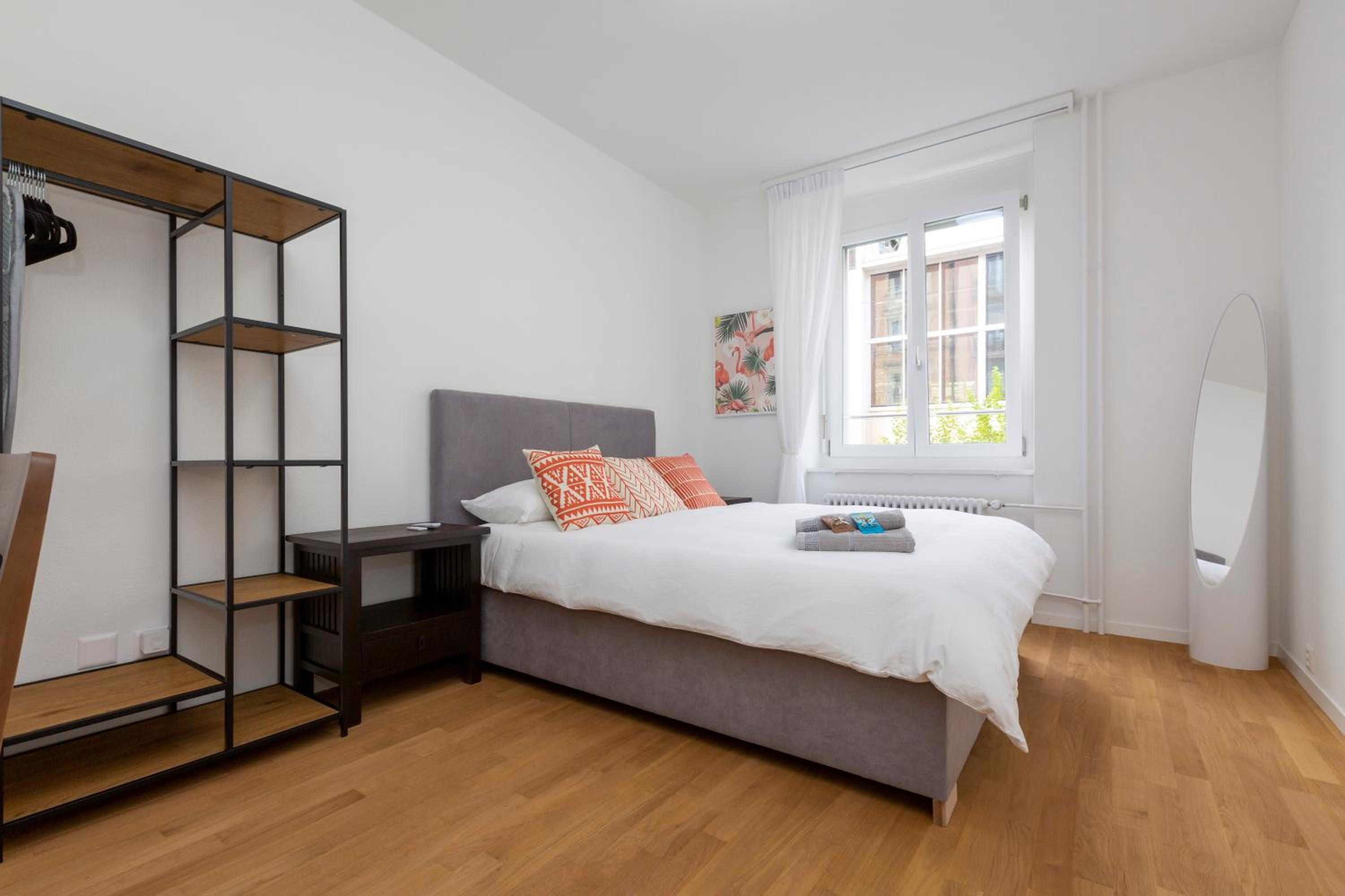 KAYA Zurich Apartment 1B - Deluxe 2BR Downtown Apt