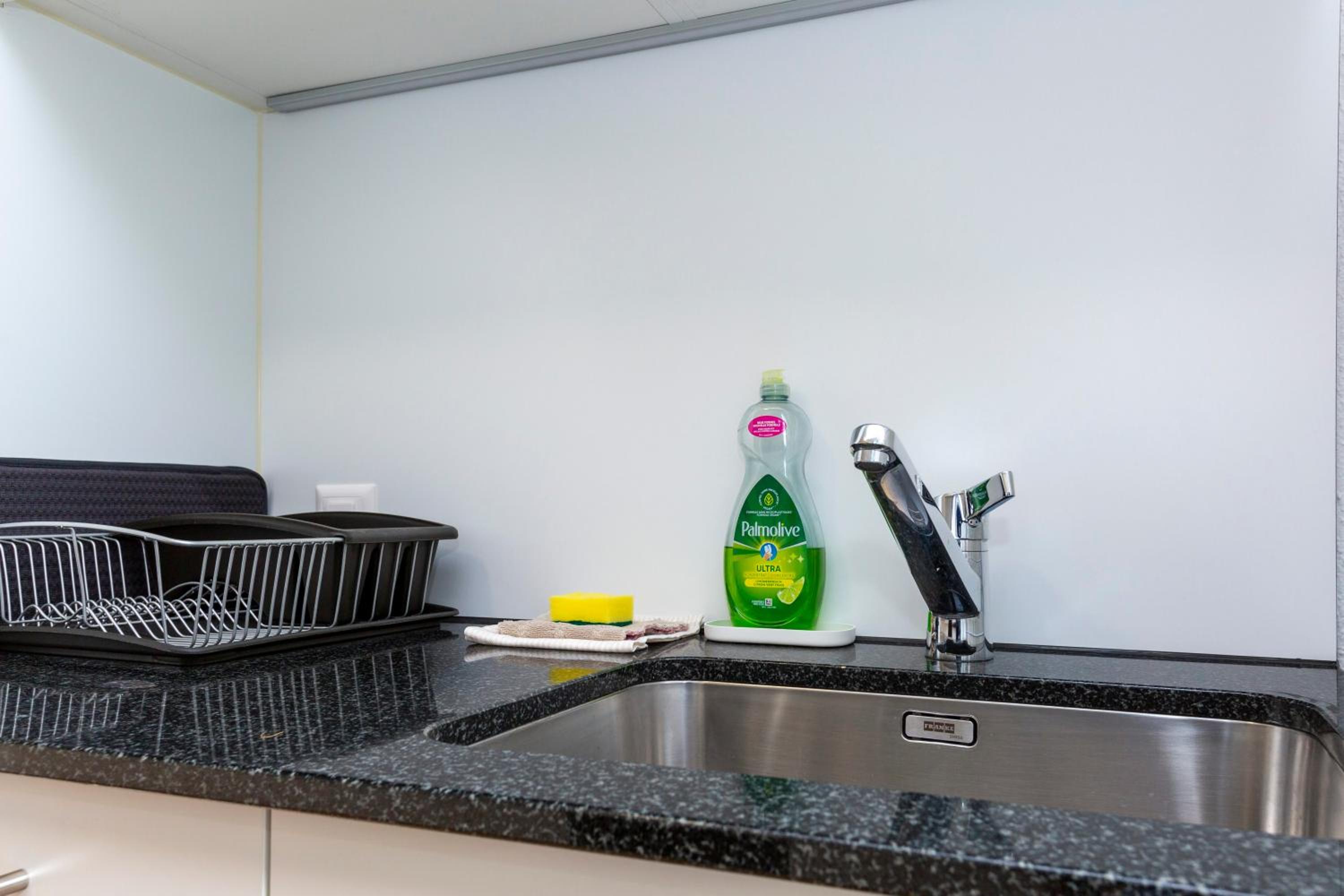 KAYA Zurich Apartment 1B - Deluxe 2BR Downtown Apt