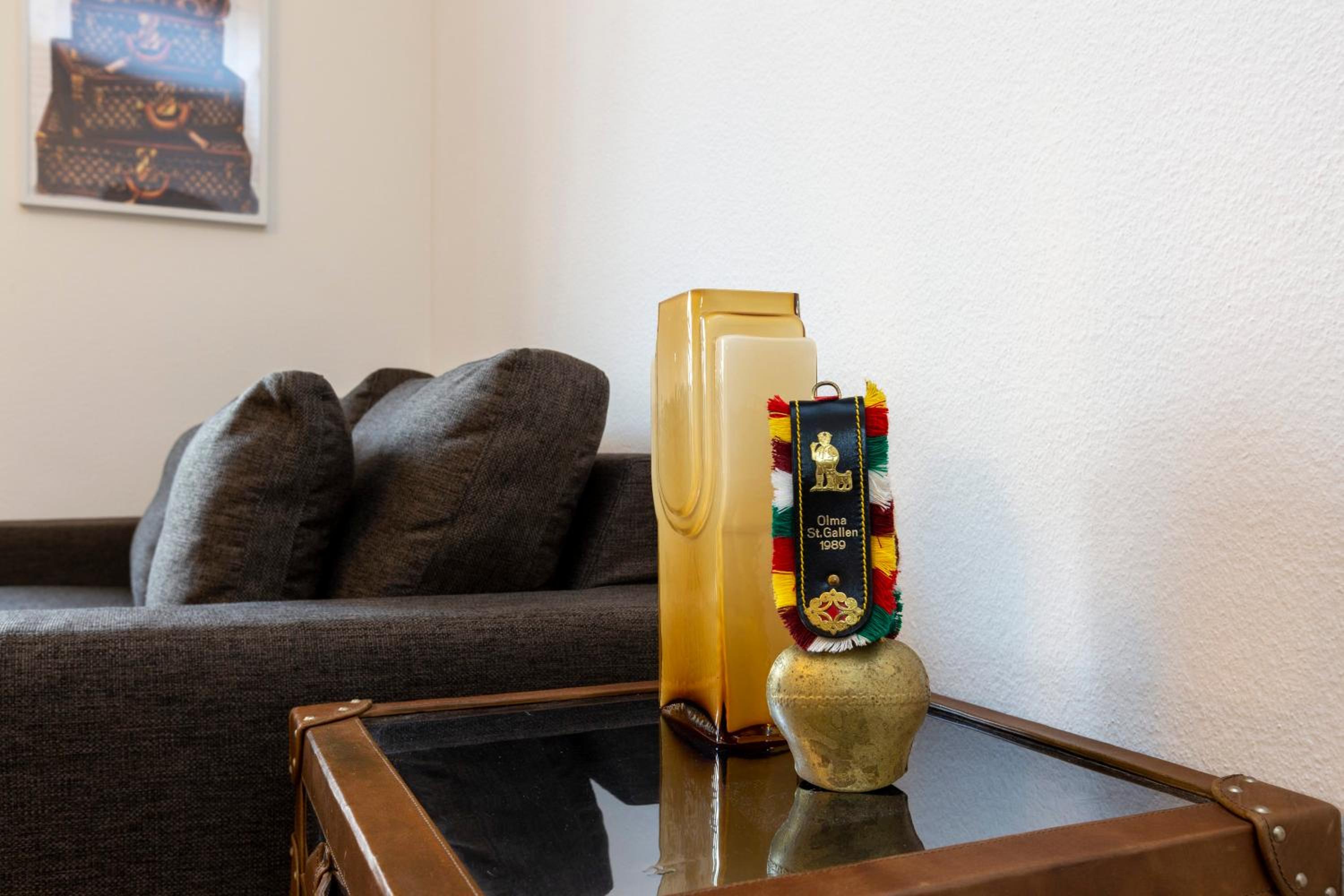 KAYA Zurich Apartment 1B - Deluxe 2BR Downtown Apt