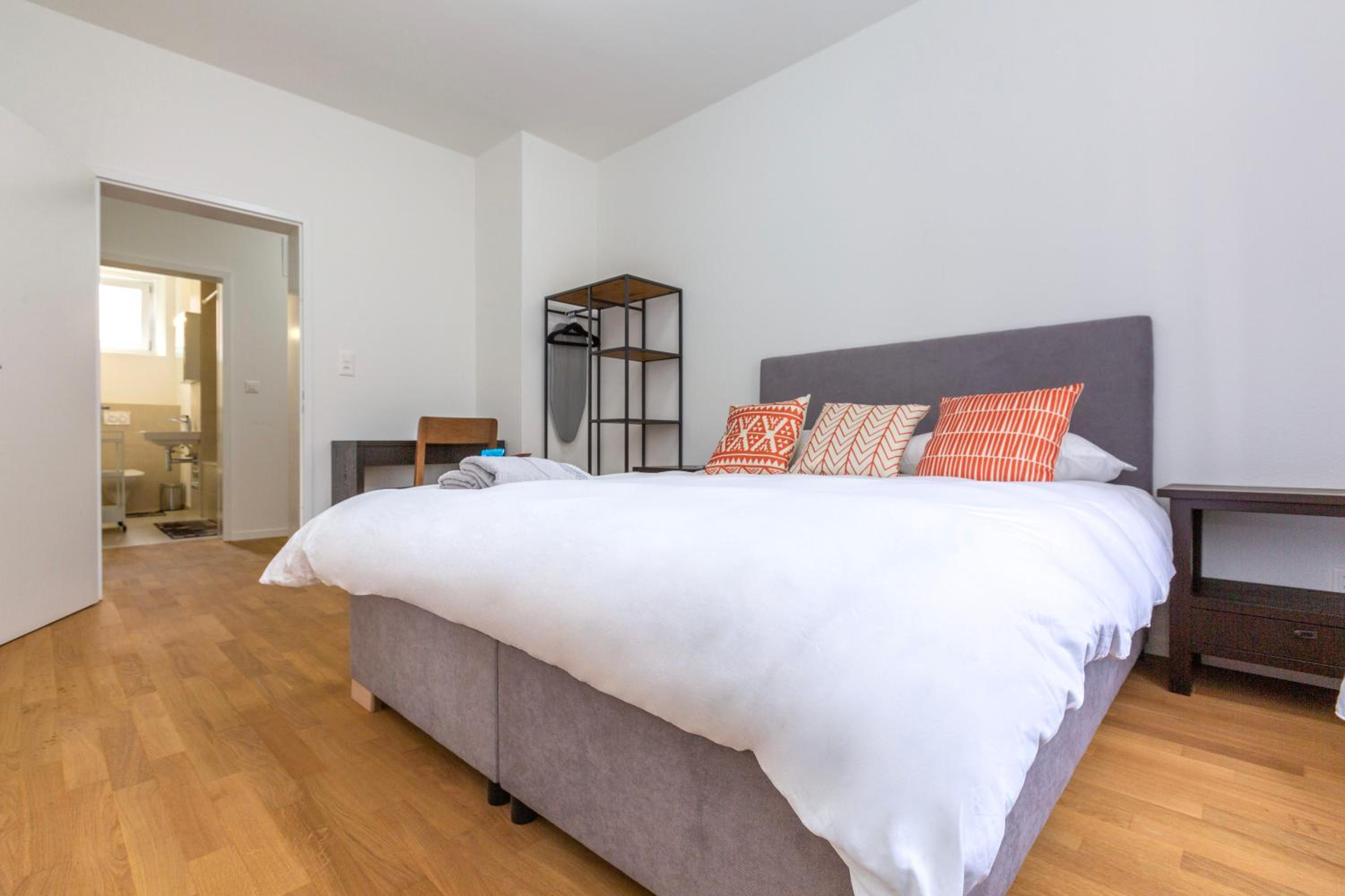 KAYA Zurich Apartment 1B - Deluxe 2BR Downtown Apt