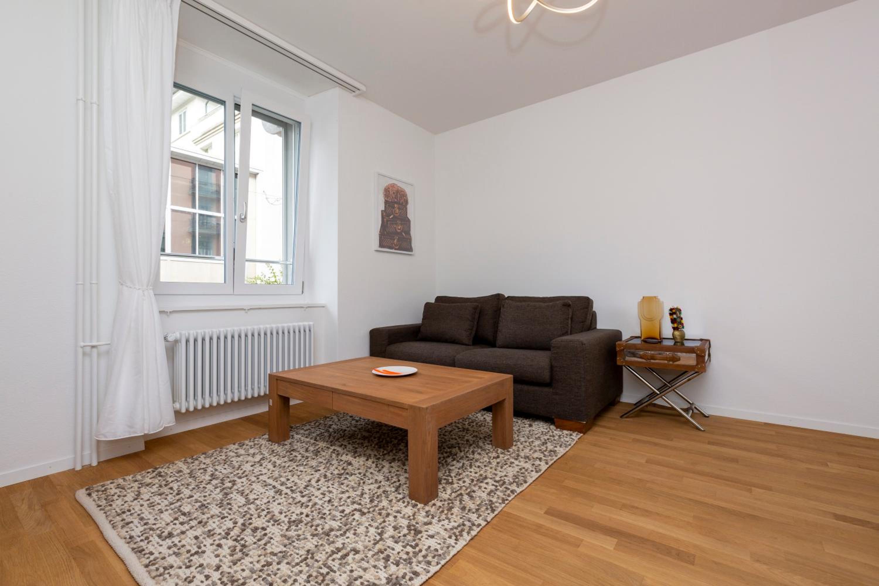 KAYA Zurich Apartment 1B - Deluxe 2BR Downtown Apt