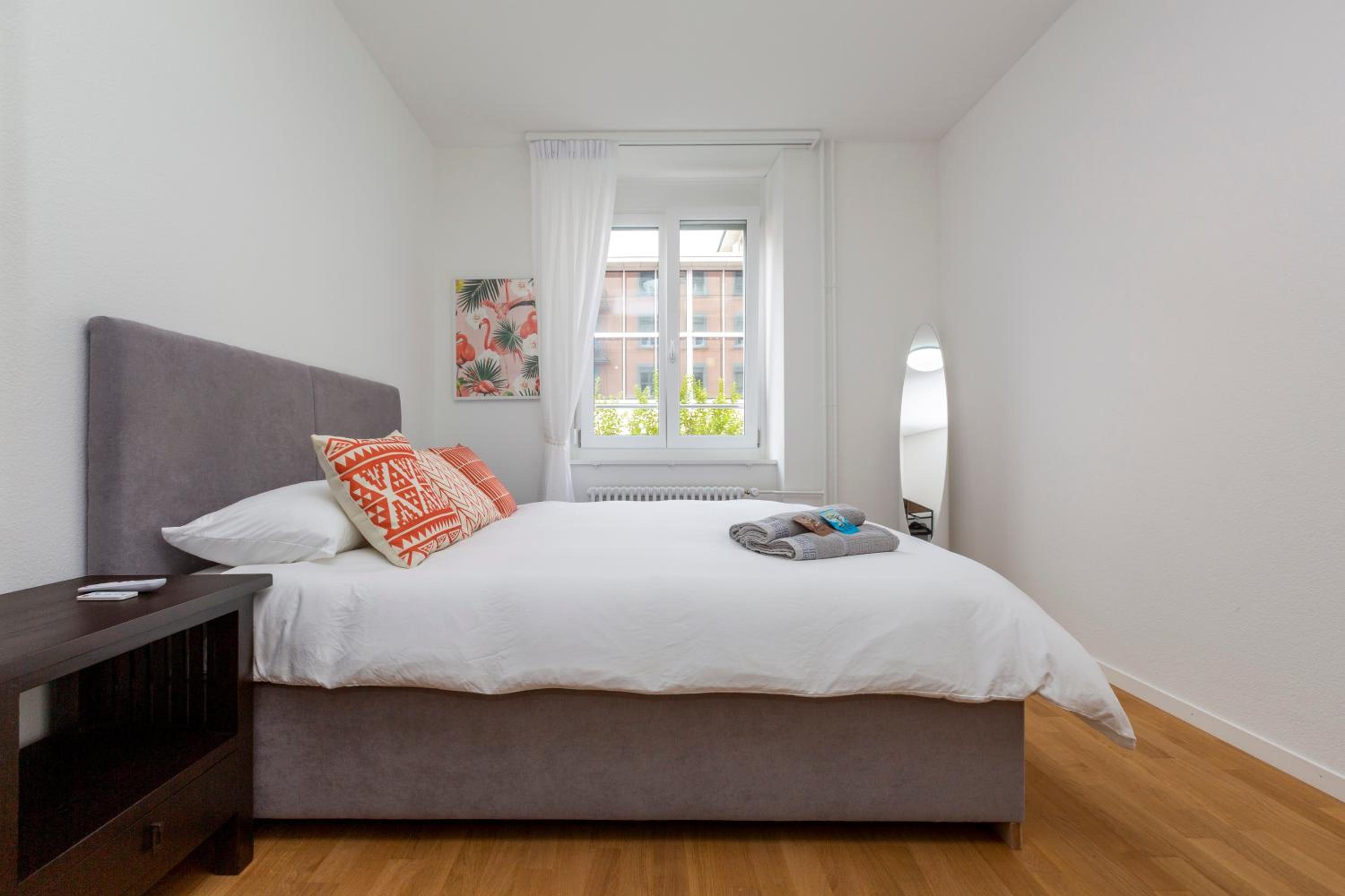 KAYA Zurich Apartment 1B - Deluxe 2BR Downtown Apt