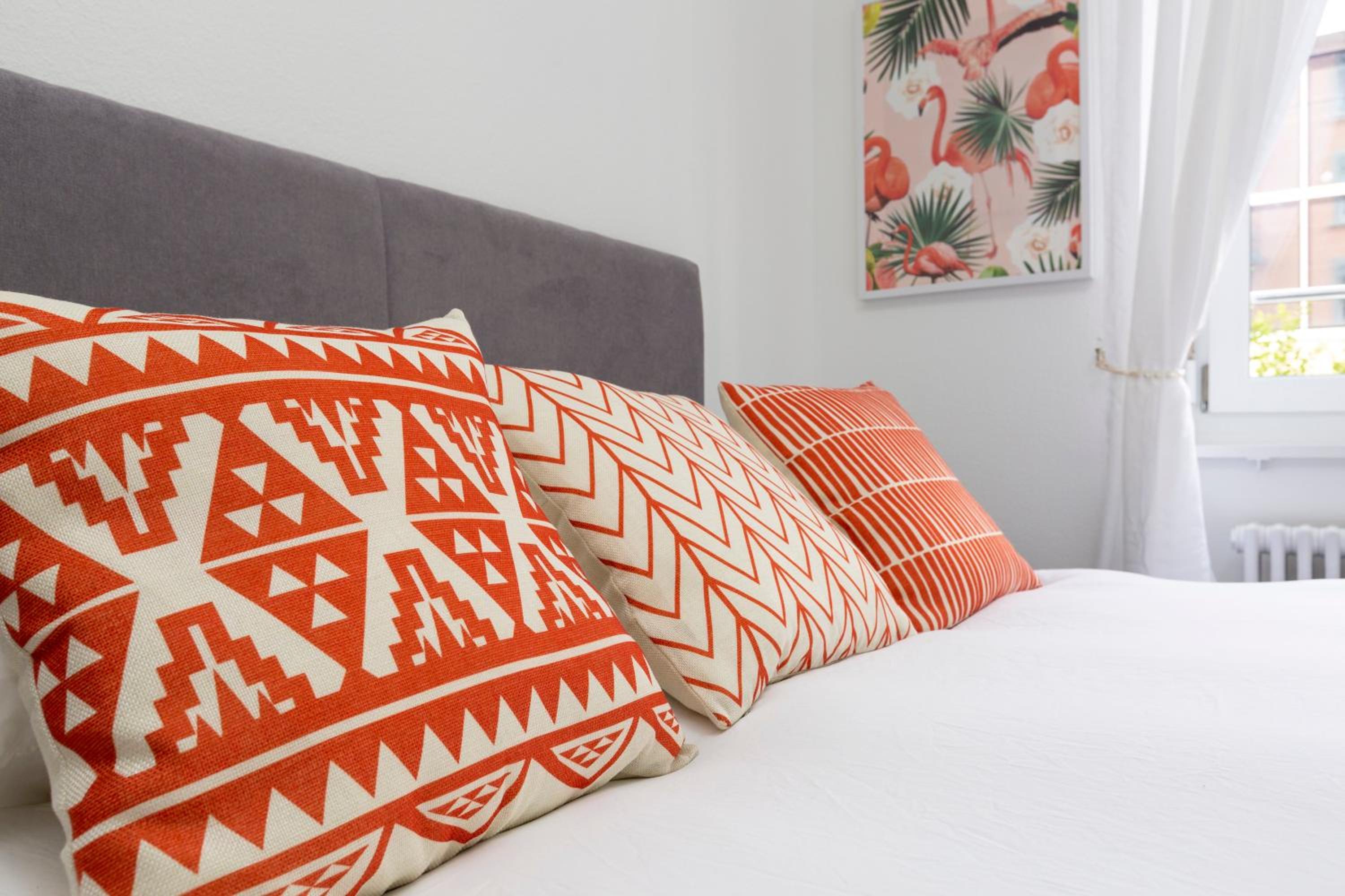 KAYA Zurich Apartment 1B - Deluxe 2BR Downtown Apt