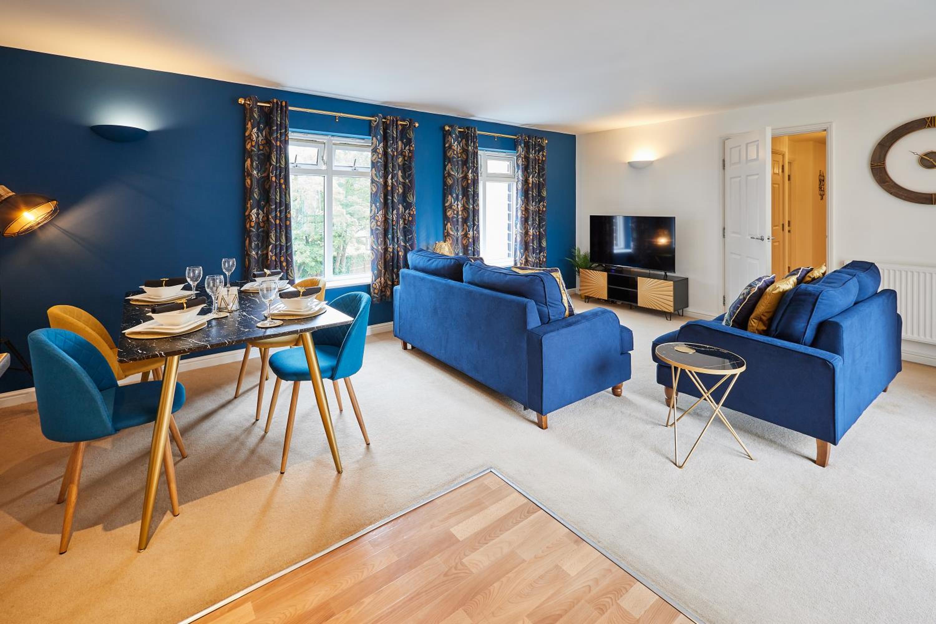 Modern Comfort 2BR Apartment - FREE Parking - FAST Internet view 4