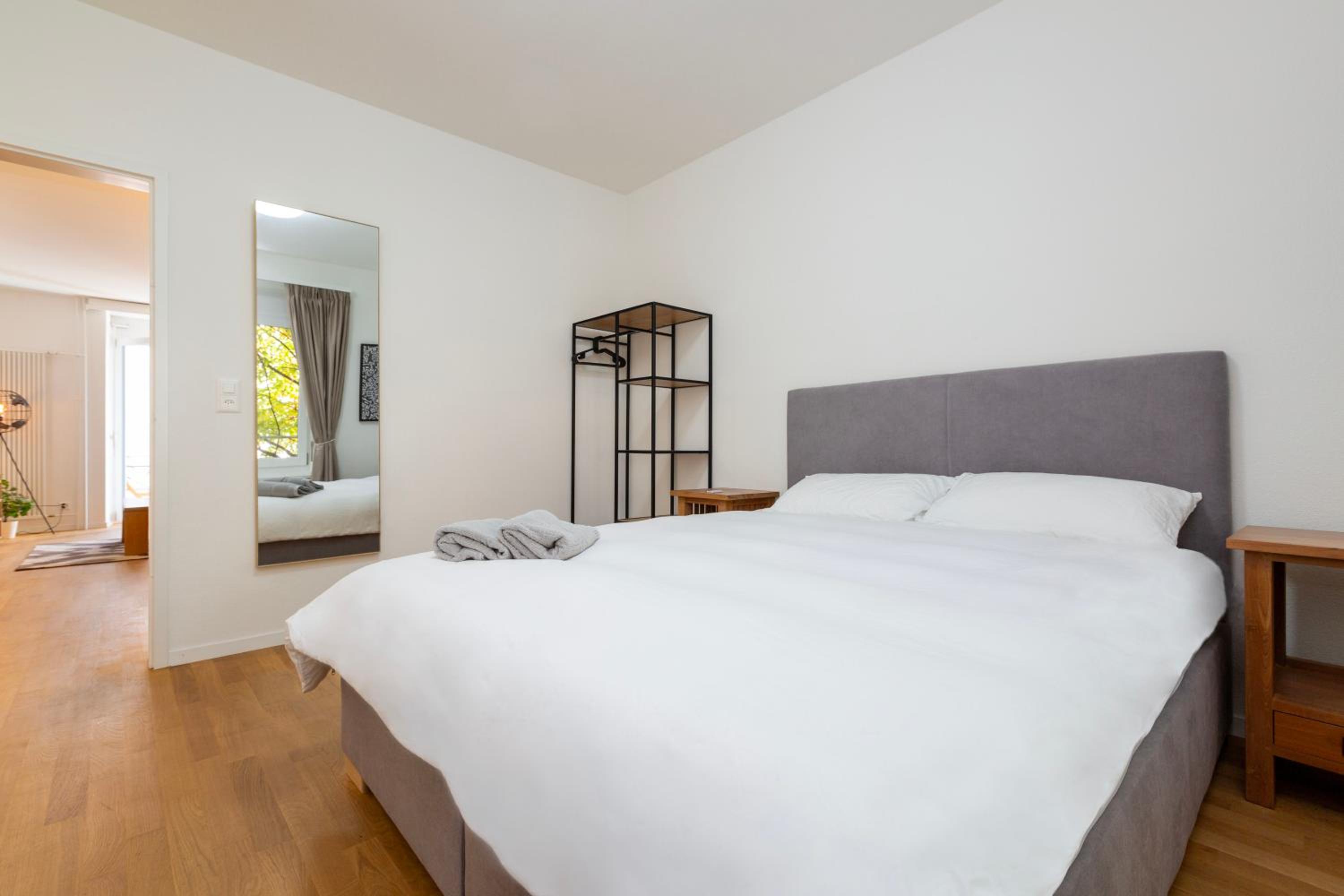 KAYA Zurich Apartment 2A - Downtown 2BR Apt with Balcony
