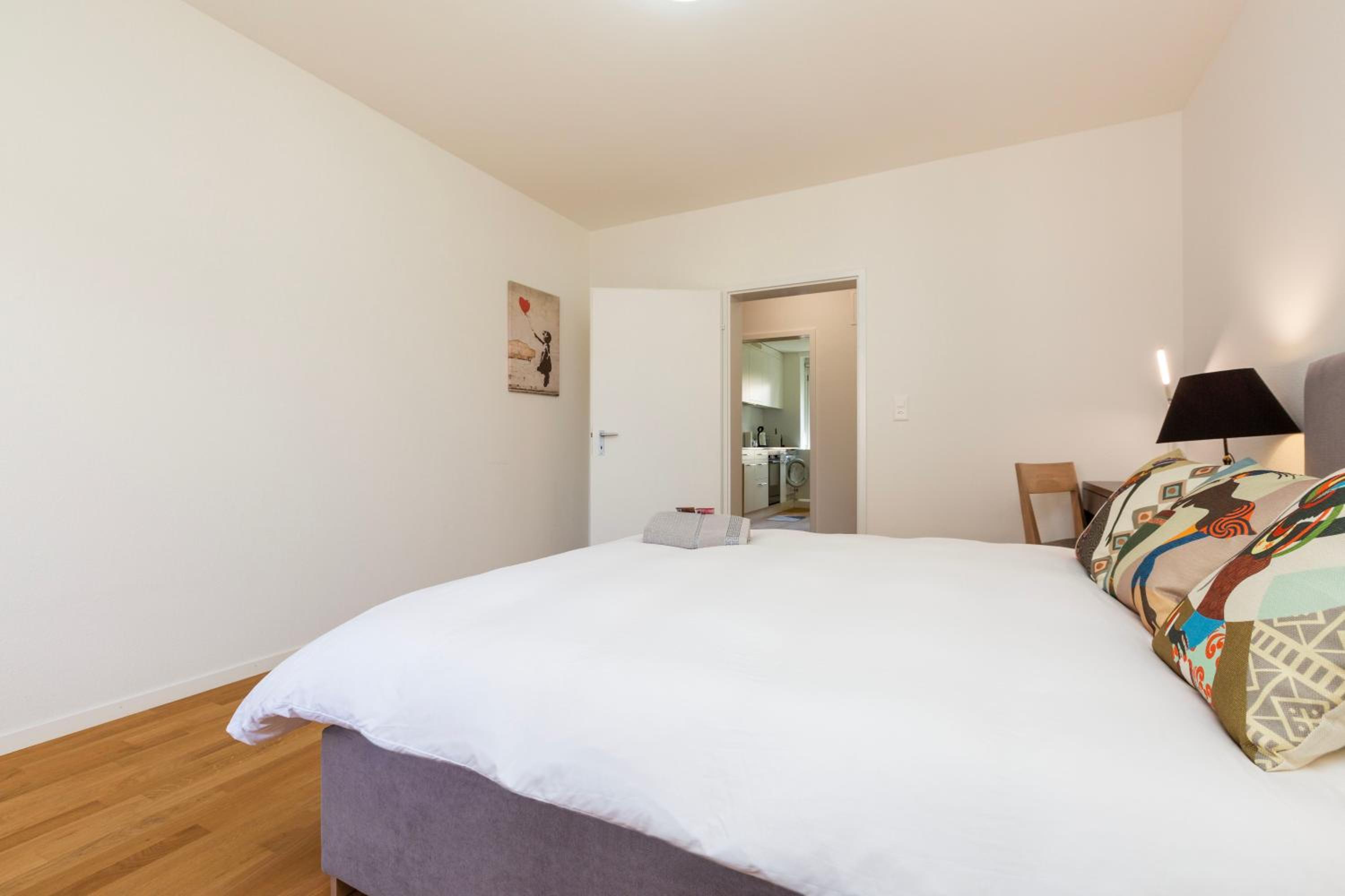 KAYA Zurich Apartment 2A - Downtown 2BR Apt with Balcony