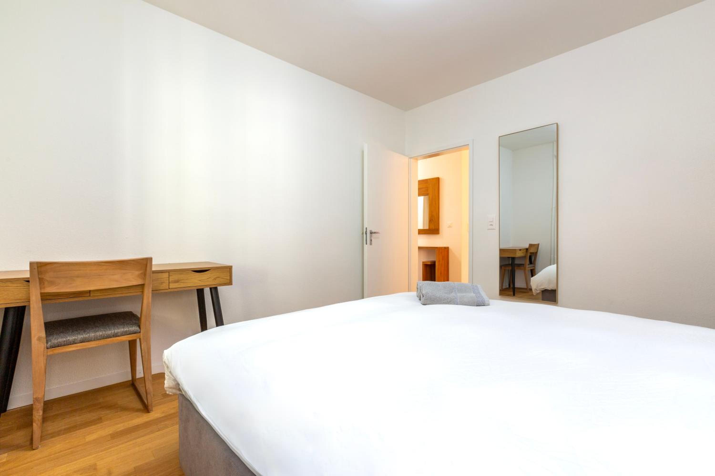 KAYA Zurich Apartment 2A - Downtown 2BR Apt with Balcony