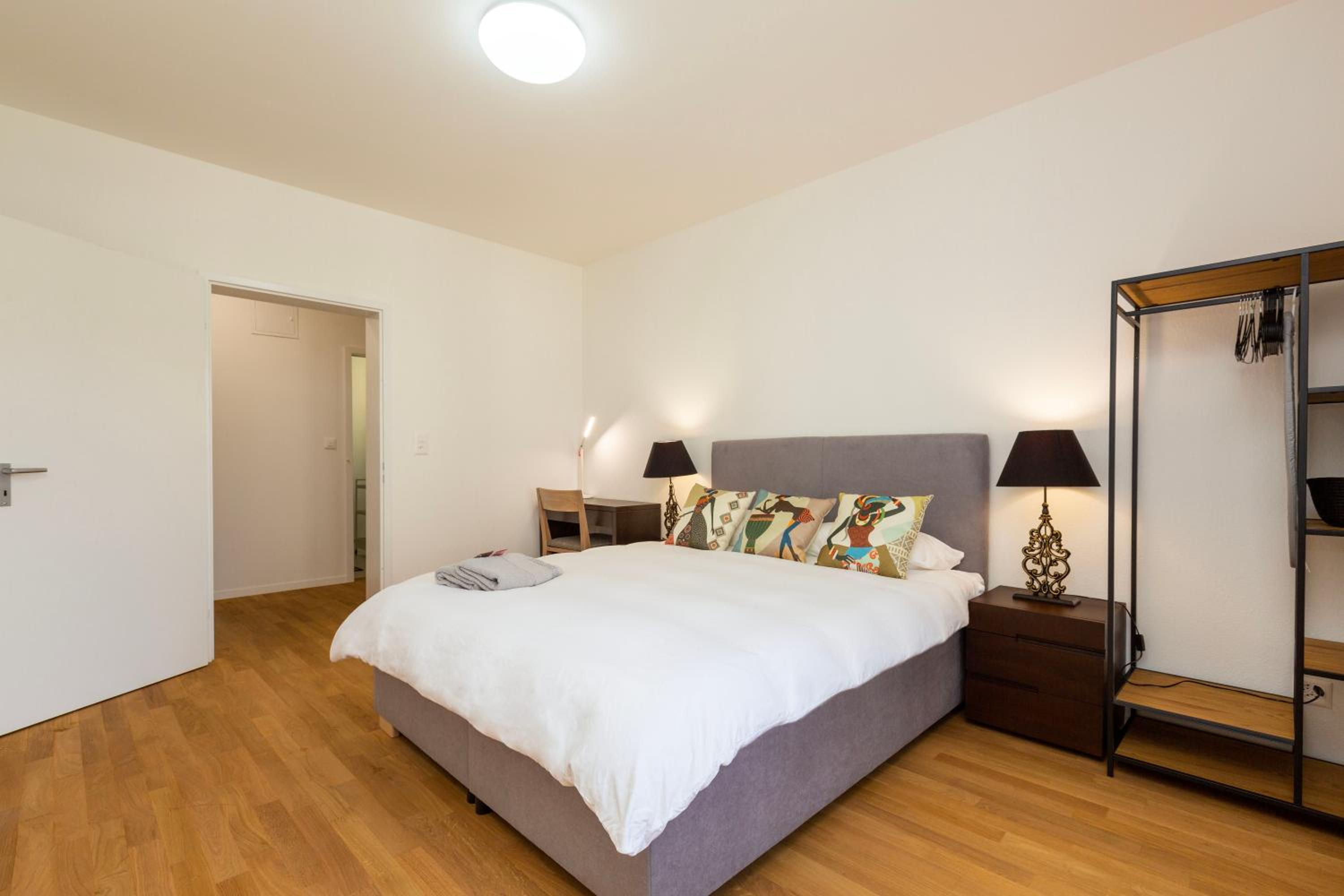 KAYA Zurich Apartment 2A - Downtown 2BR Apt with Balcony