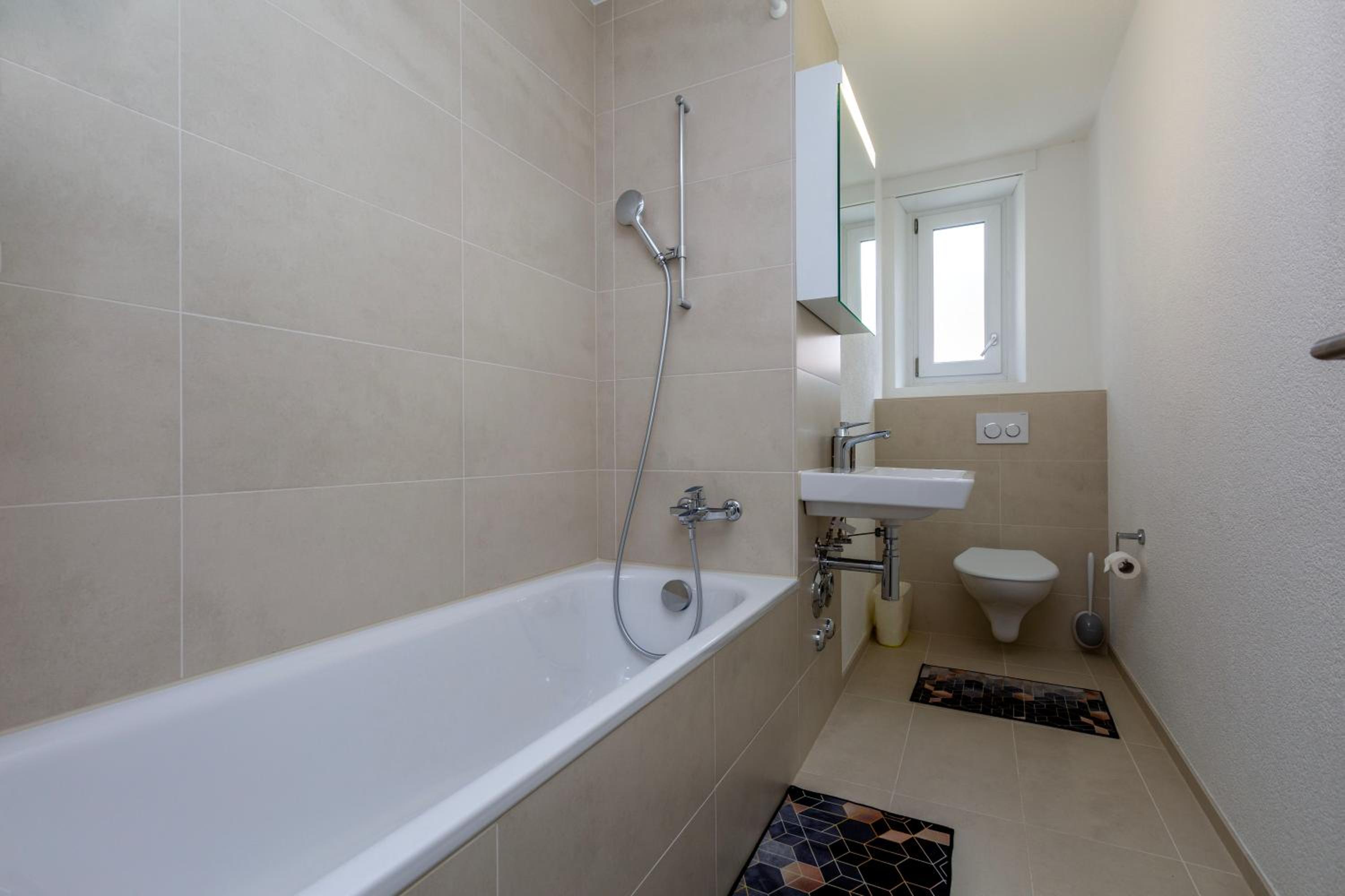 KAYA Zurich Apartment 2A - Downtown 2BR Apt with Balcony