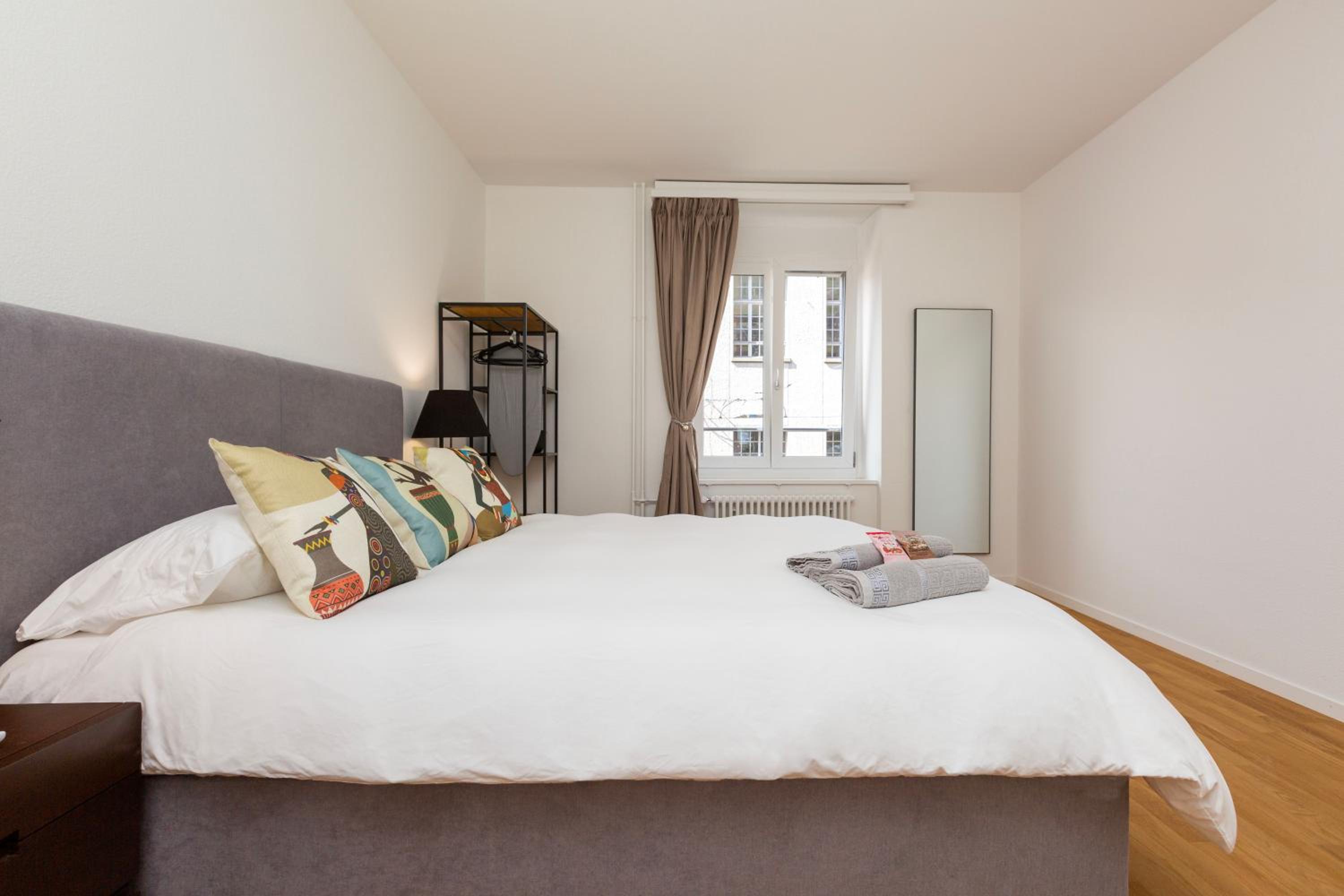 KAYA Zurich Apartment 2A - Downtown 2BR Apt with Balcony