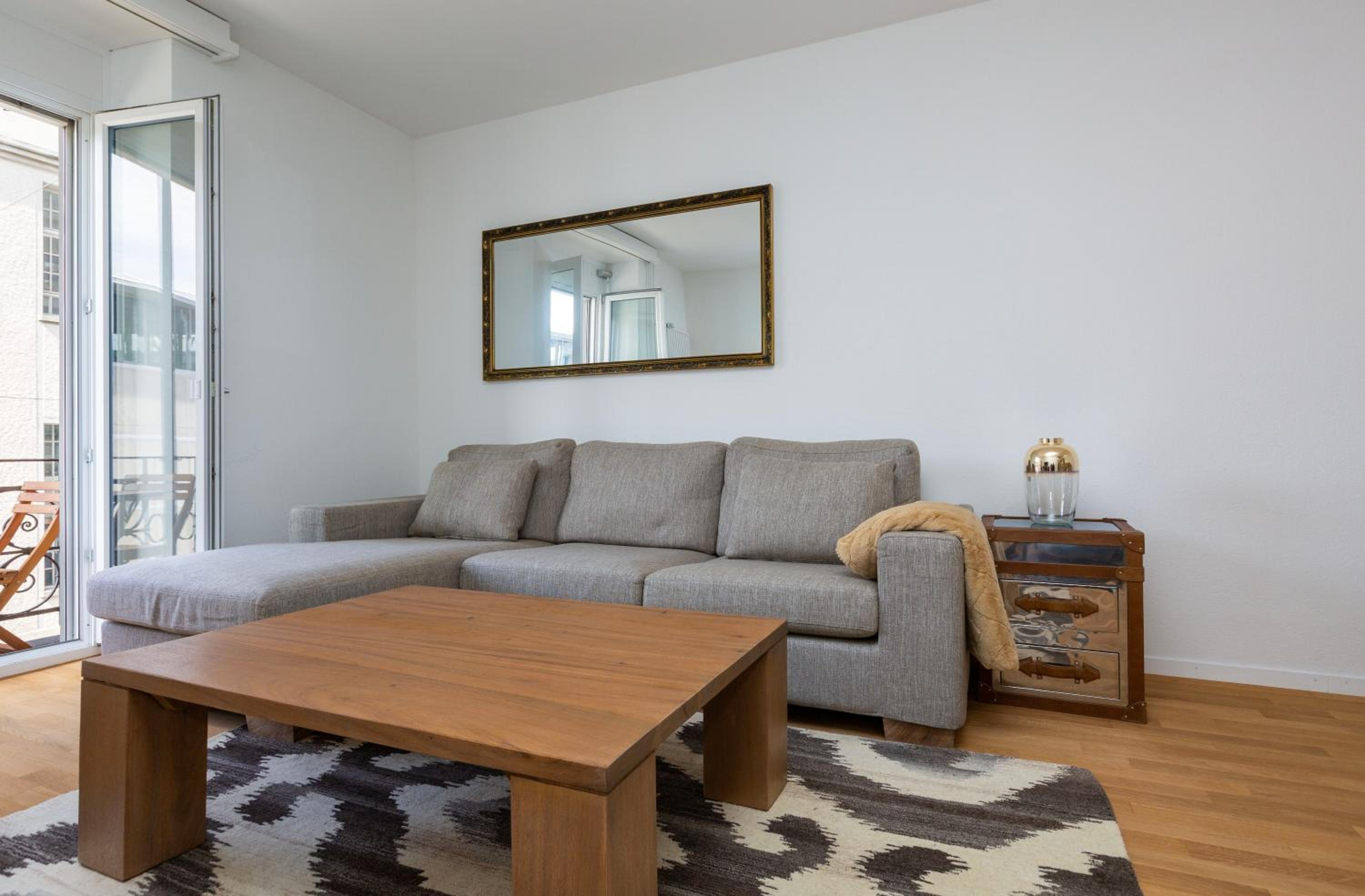 KAYA Zurich Apartment 2A - Downtown 2BR Apt with Balcony