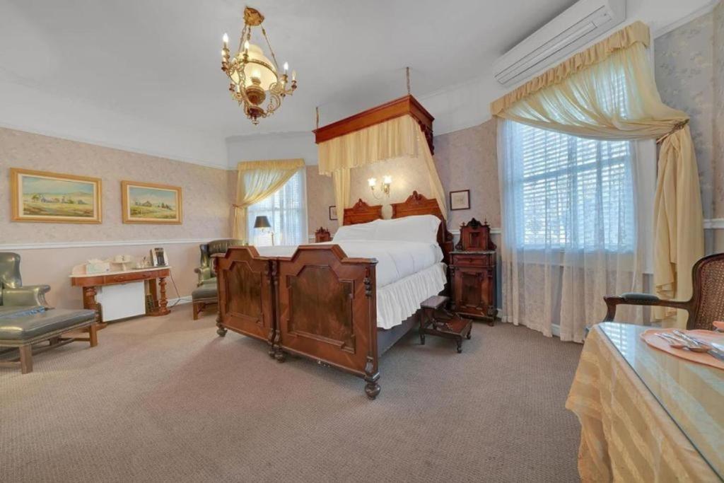 Romantic Victorian Getaway The Blue Room view 3