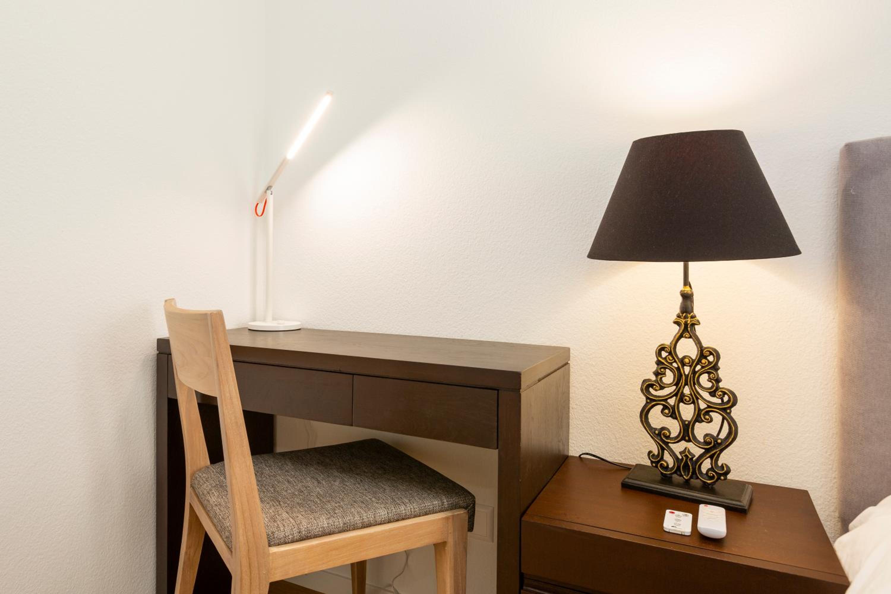 KAYA Zurich Apartment 2A - Downtown 2BR Apt with Balcony