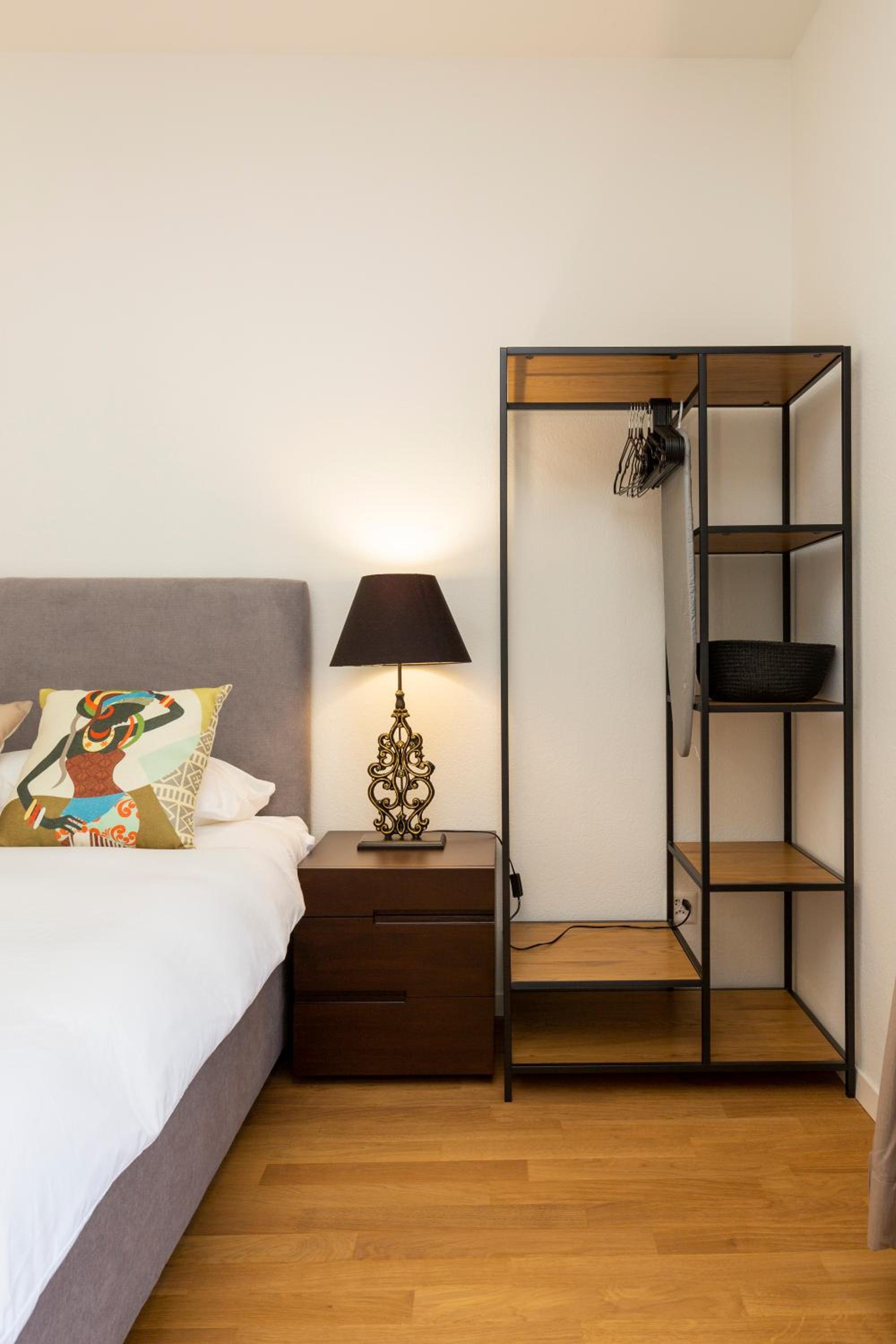 KAYA Zurich Apartment 2A - Downtown 2BR Apt with Balcony