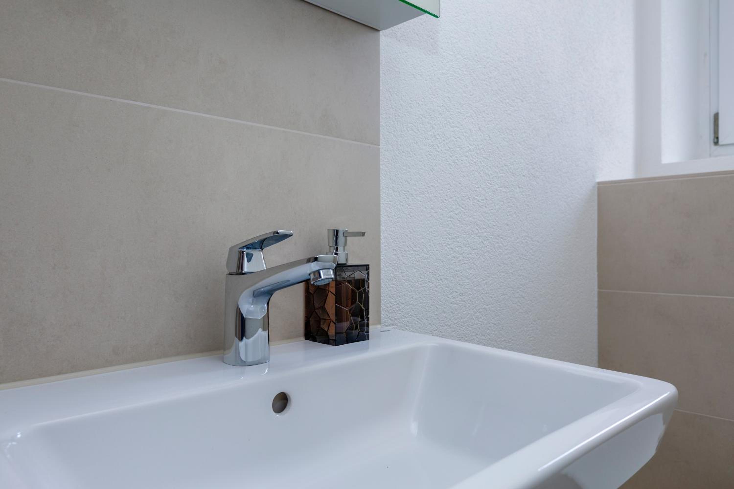 KAYA Zurich Apartment 2A - Downtown 2BR Apt with Balcony