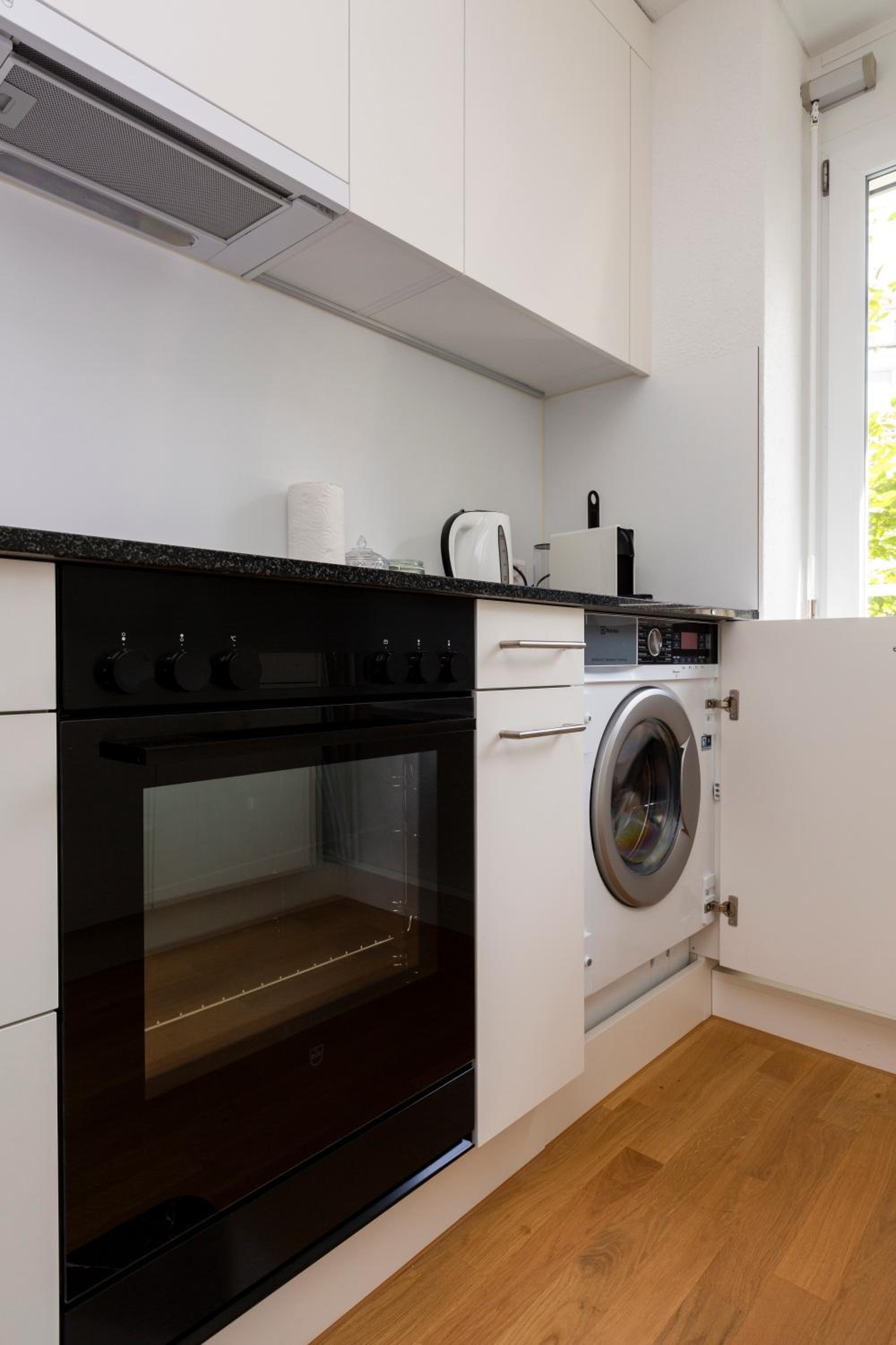 KAYA Zurich Apartment 2A - Downtown 2BR Apt with Balcony