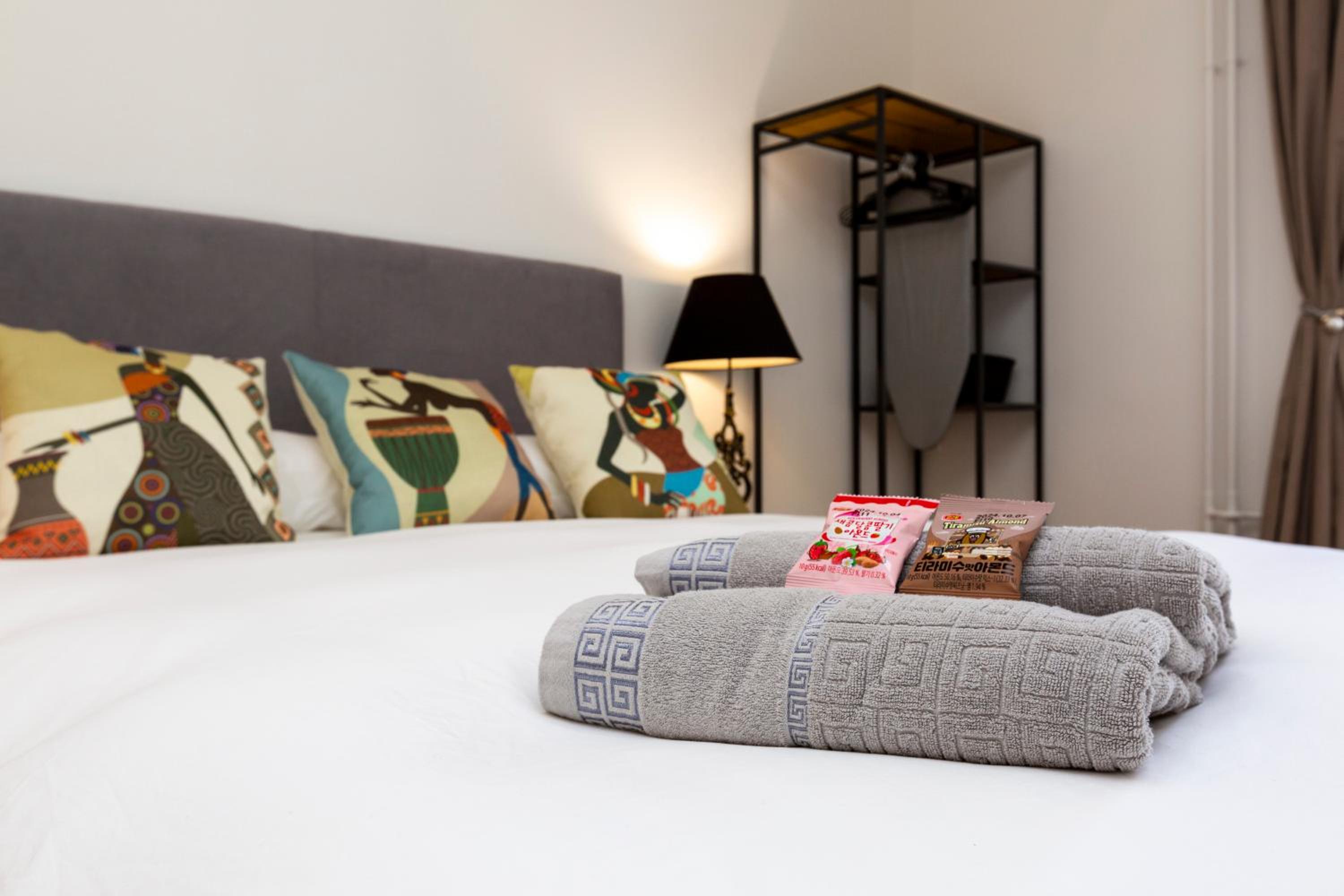 KAYA Zurich Apartment 2A - Downtown 2BR Apt with Balcony