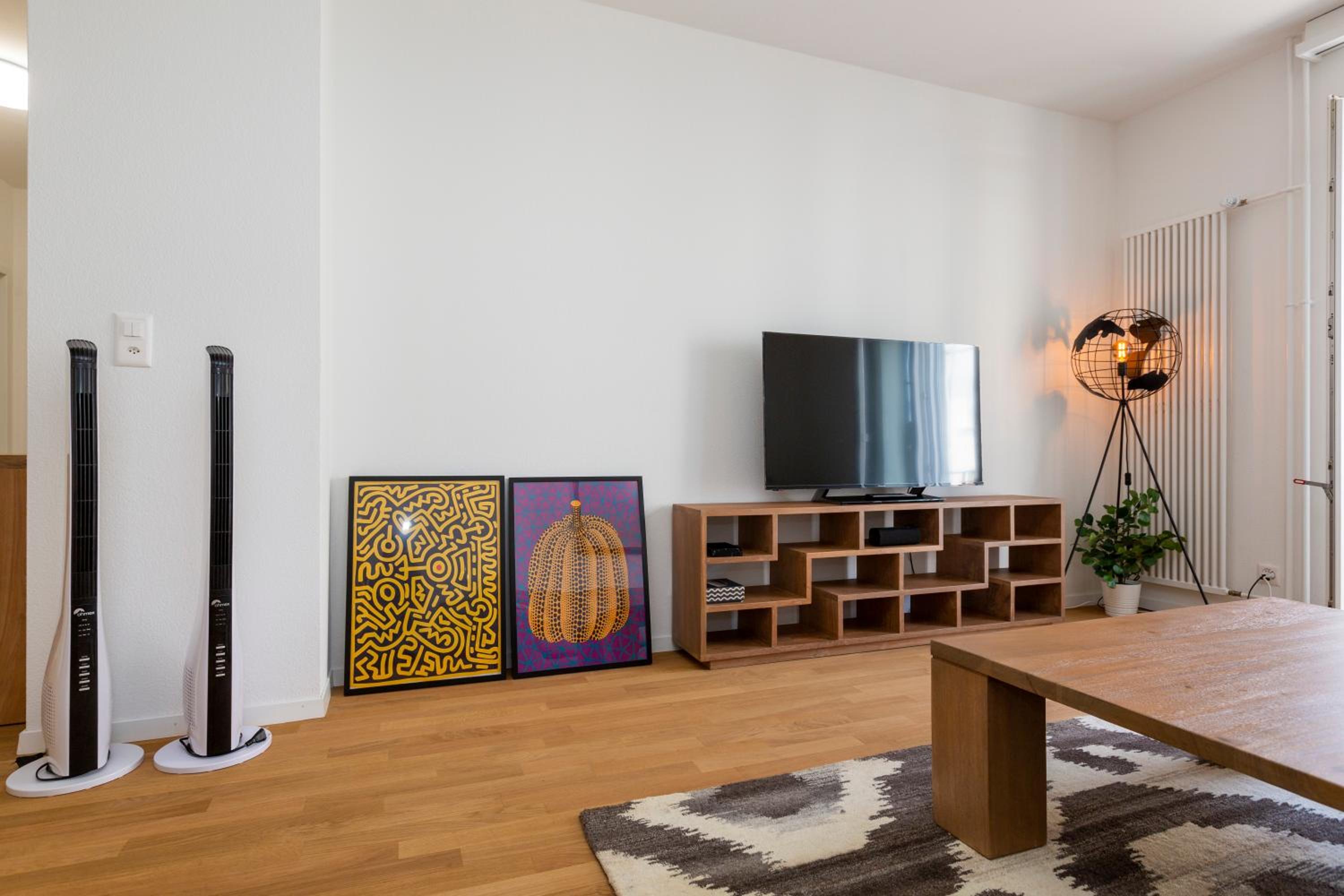 KAYA Zurich Apartment 2A - Downtown 2BR Apt with Balcony