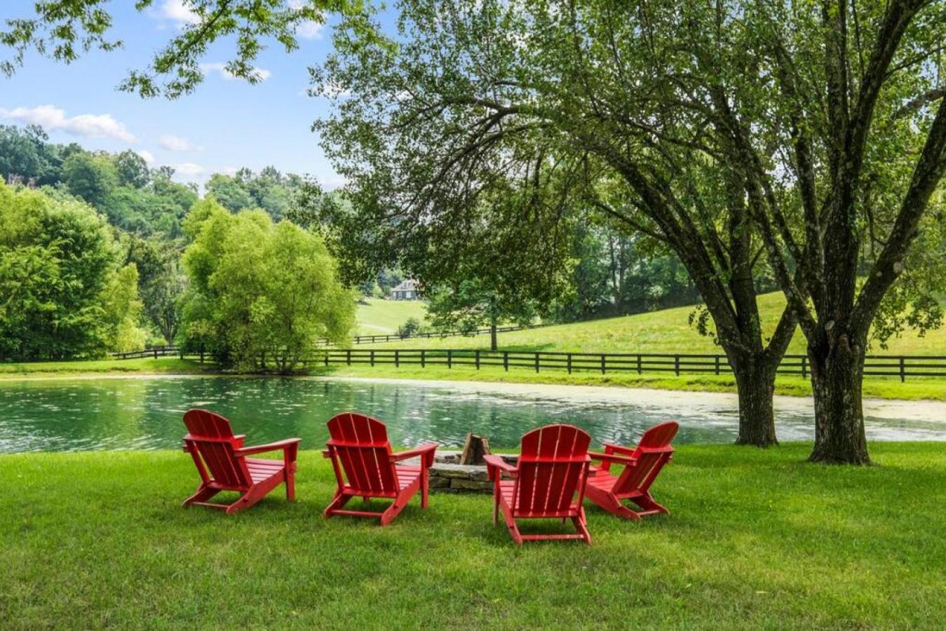 Private Retreat Burwood 8 acres Hot Tub Fire pit view 4