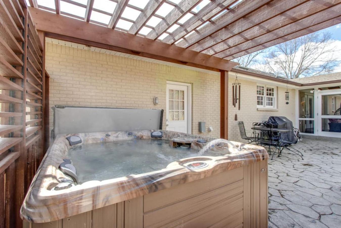 Birdsong Retreat Hot Tub Grill Fire Pit
