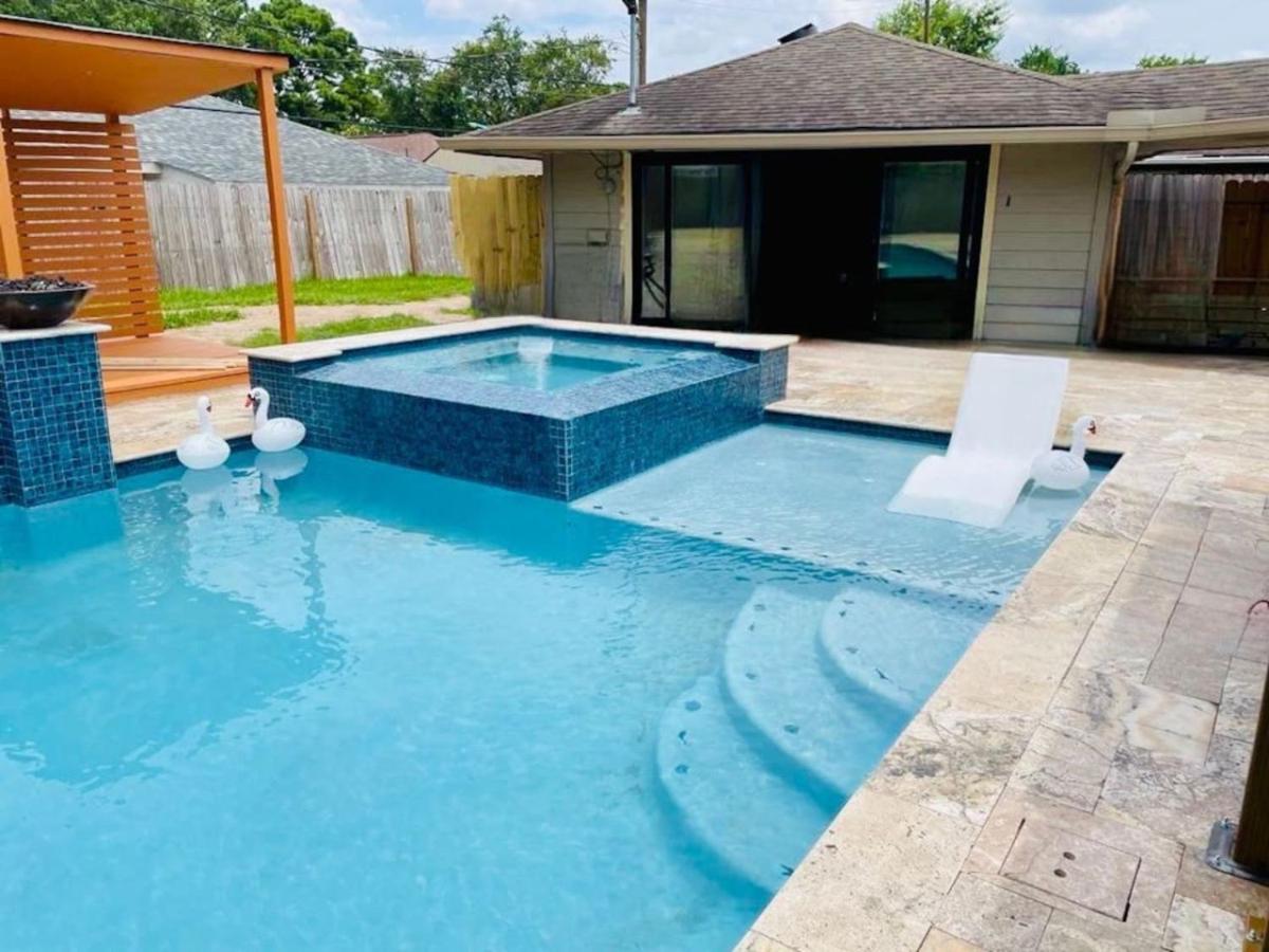 Luxury Retreat with Heated Pool, Firepit, Outdoor Cinema view 5