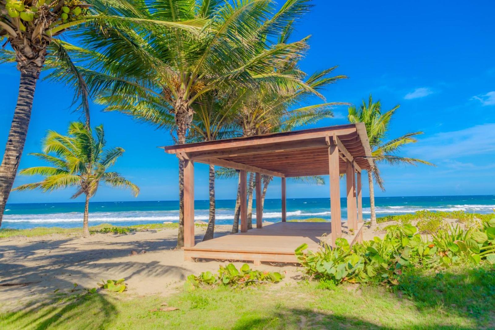 Poolside beachfront living!