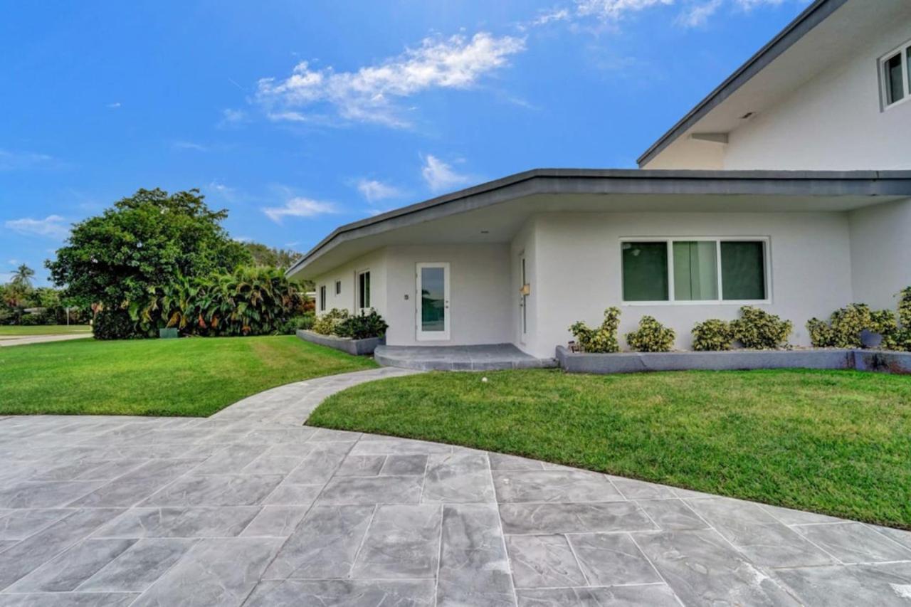 Modern Villa with Pool Grill Near Beach and Downtown