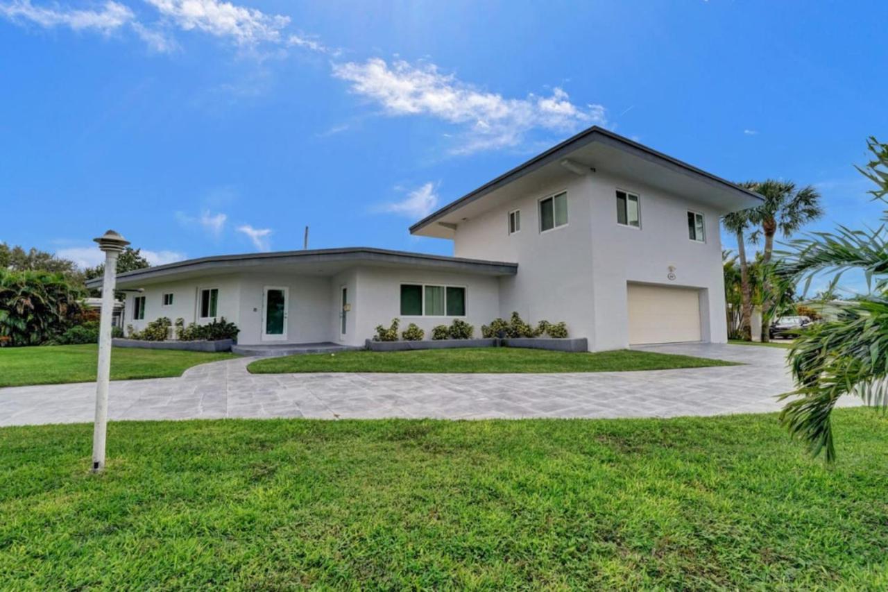 Modern Villa with Pool Grill Near Beach and Downtown