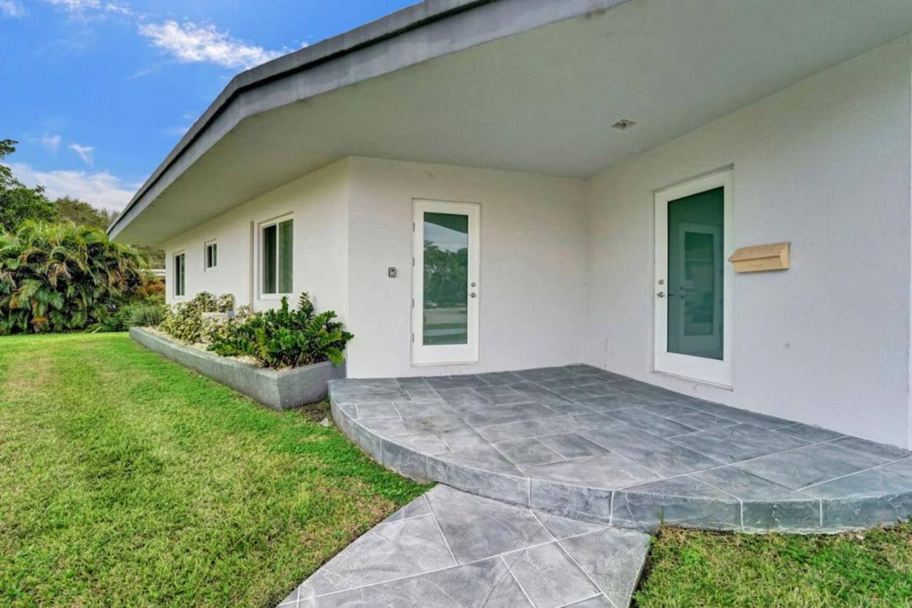 Modern Villa with Pool Grill Near Beach and Downtown