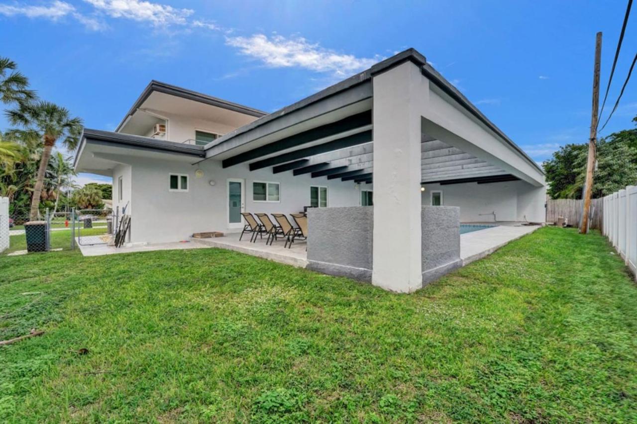 Modern Villa with Pool Grill Near Beach and Downtown