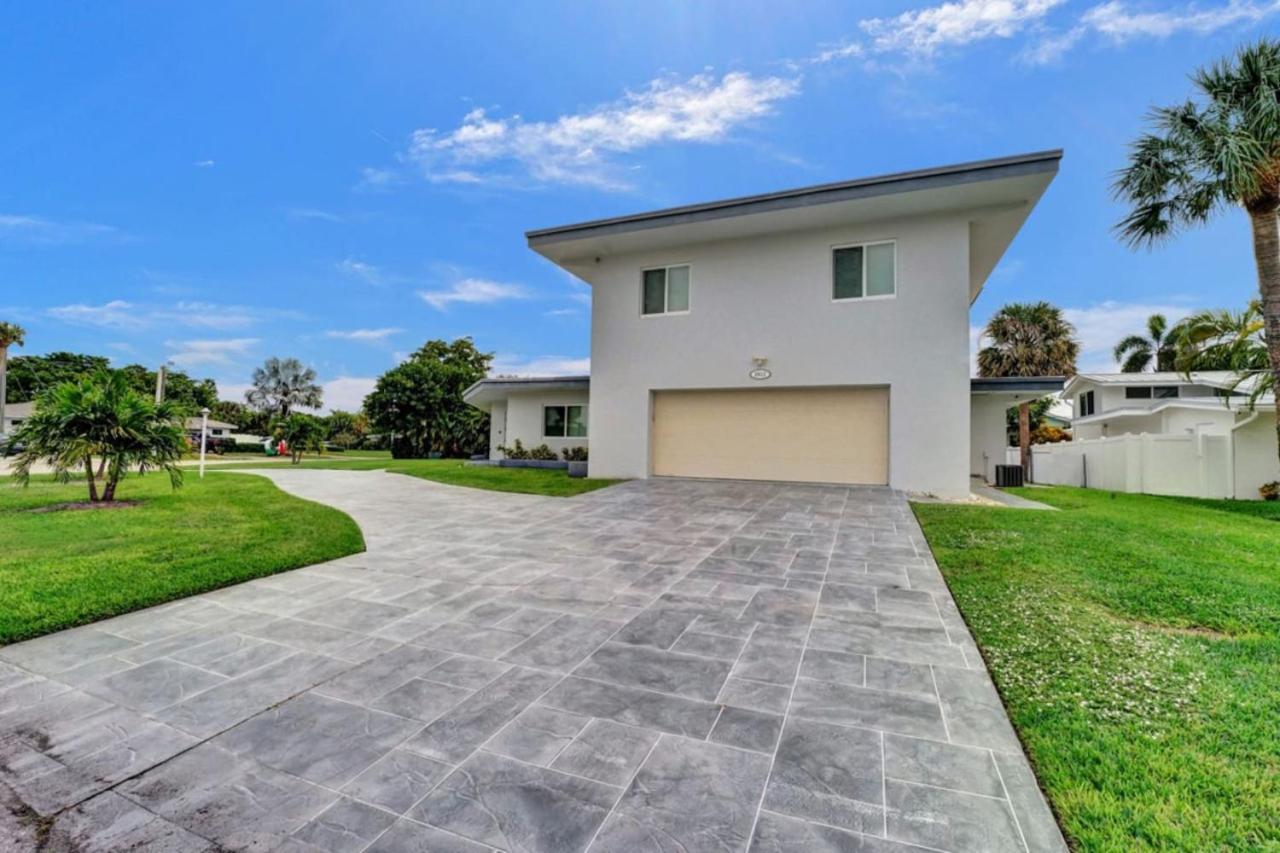 Modern Villa with Pool Grill Near Beach and Downtown