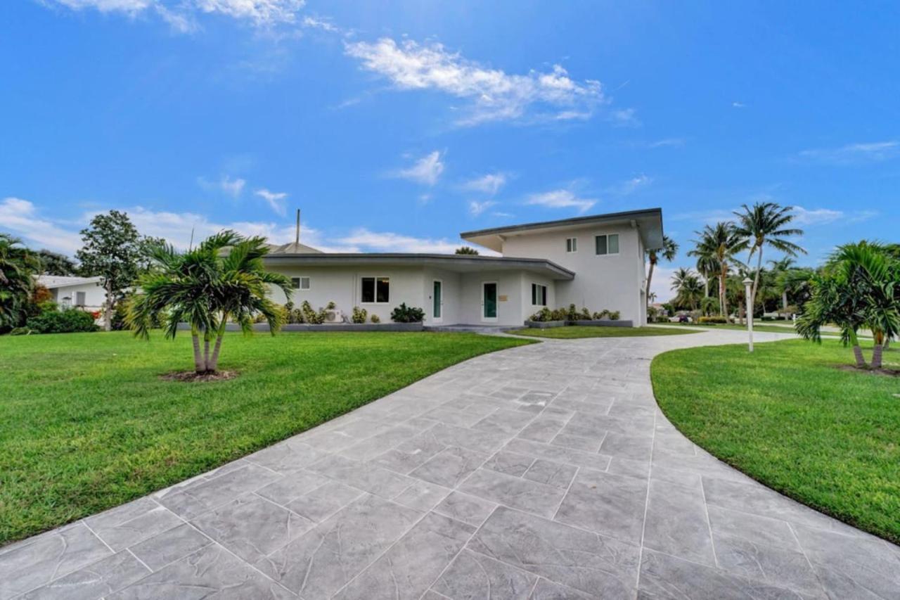 Modern Villa with Pool Grill Near Beach and Downtown