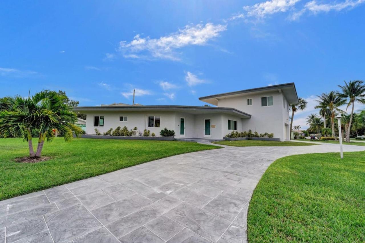 Modern Villa with Pool Grill Near Beach and Downtown