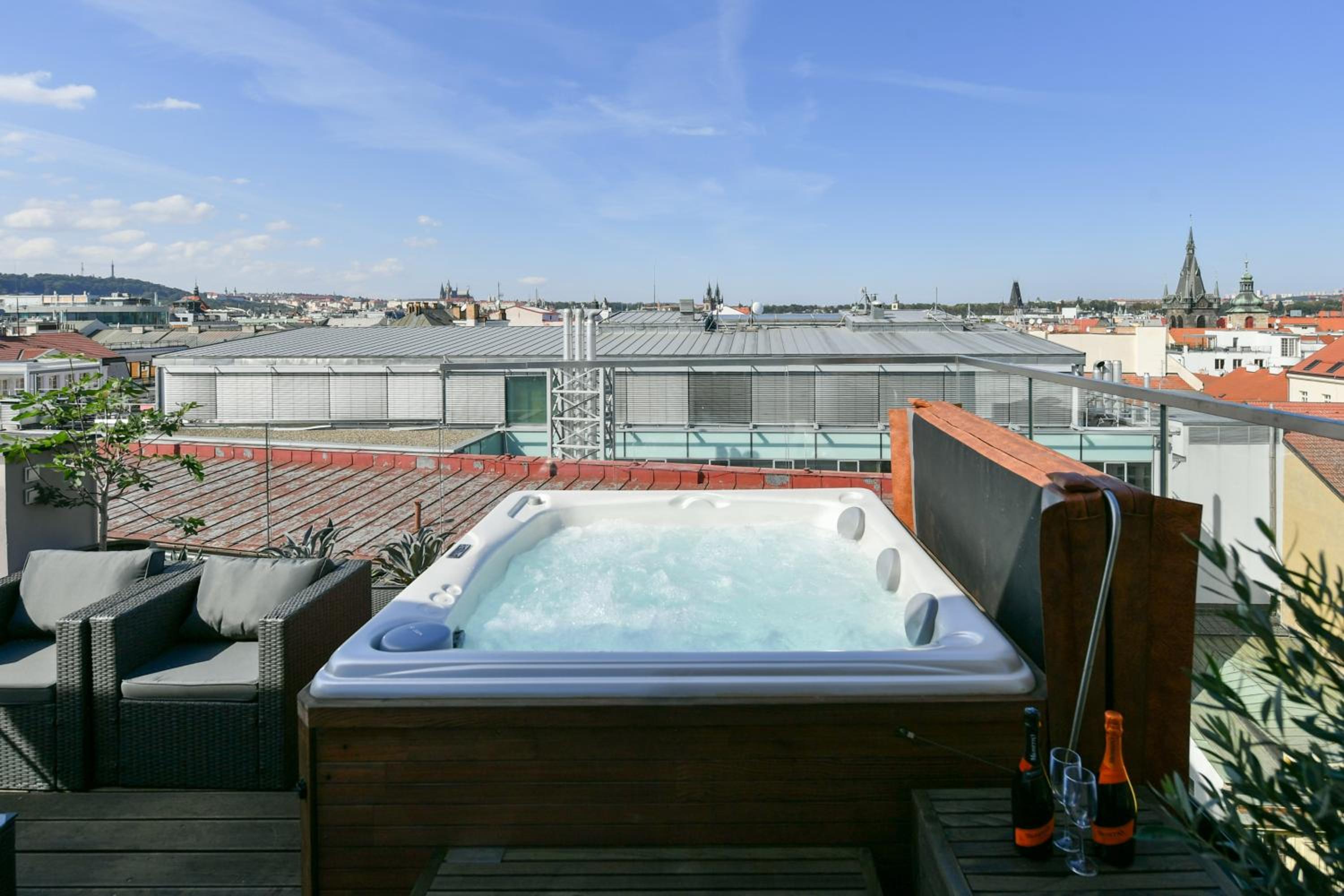 PRESIDENTIAL PENTHOUSE, 303m2, JACUZZI on TERRACE, SAUNA, 6BDRM, 4BTHRM, AC, LIFT