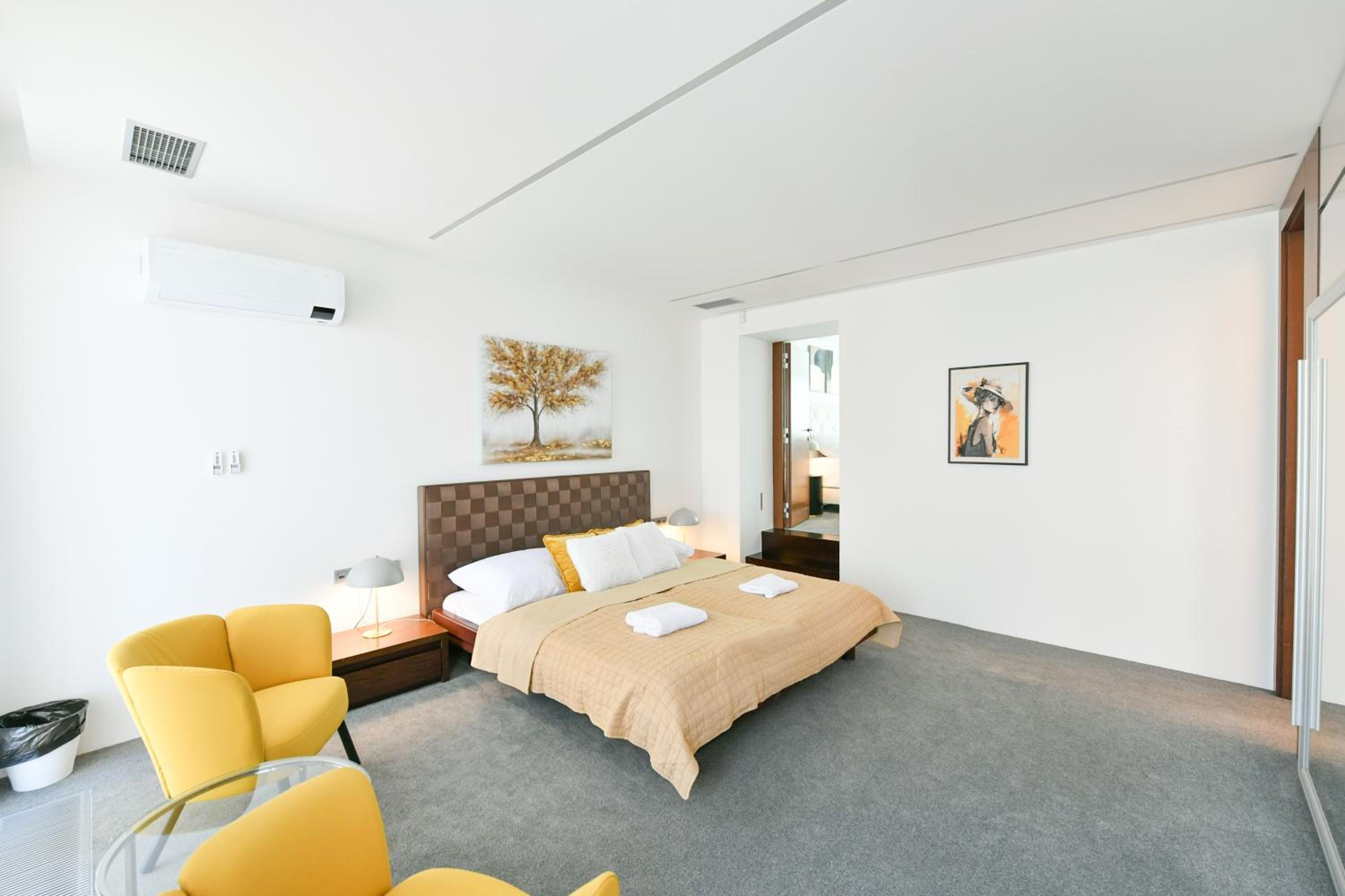 PRESIDENTIAL PENTHOUSE, 303m2, JACUZZI on TERRACE, SAUNA, 6BDRM, 4BTHRM, AC, LIFT