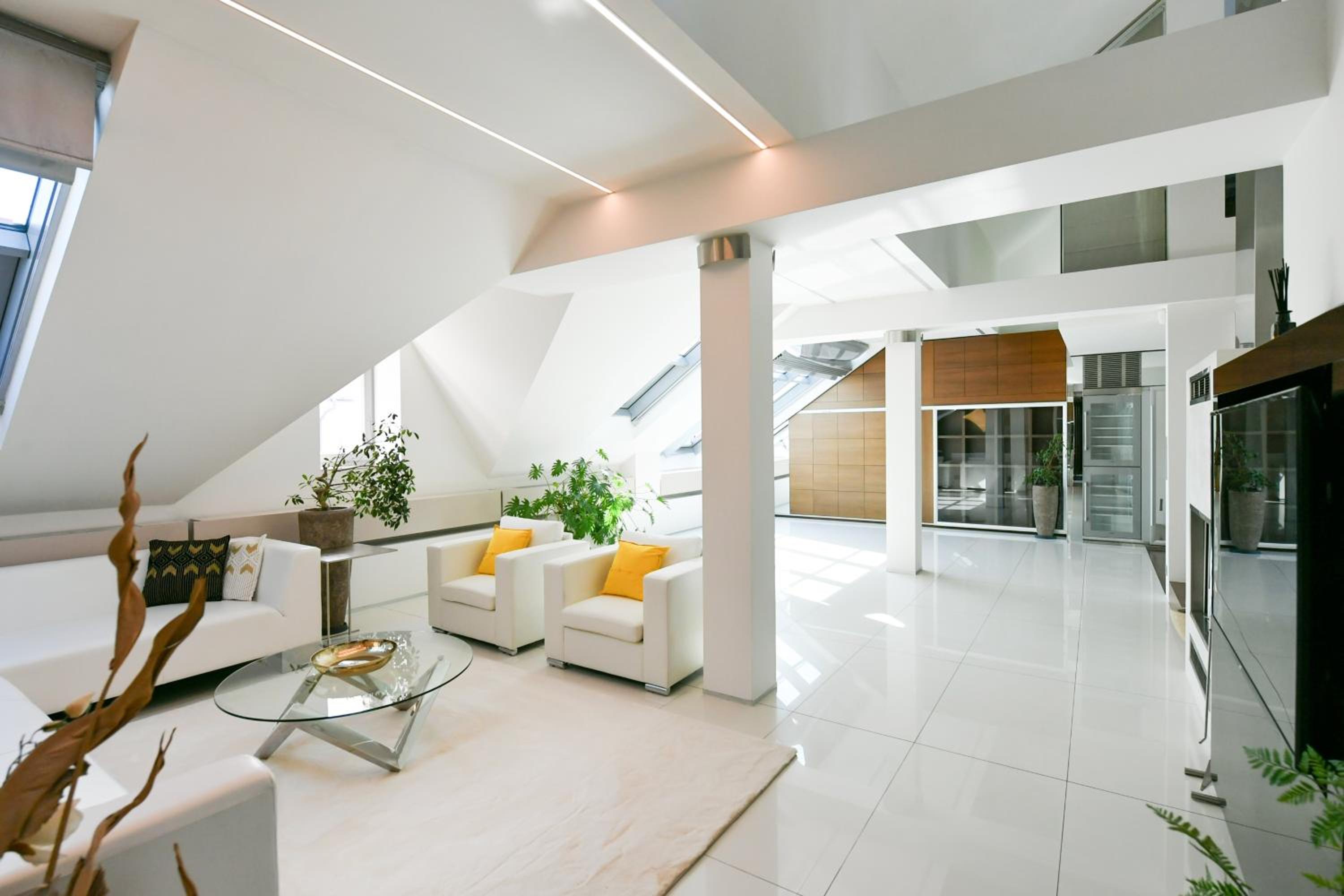 PRESIDENTIAL PENTHOUSE, 303m2, JACUZZI on TERRACE, SAUNA, 6BDRM, 4BTHRM, AC, LIFT