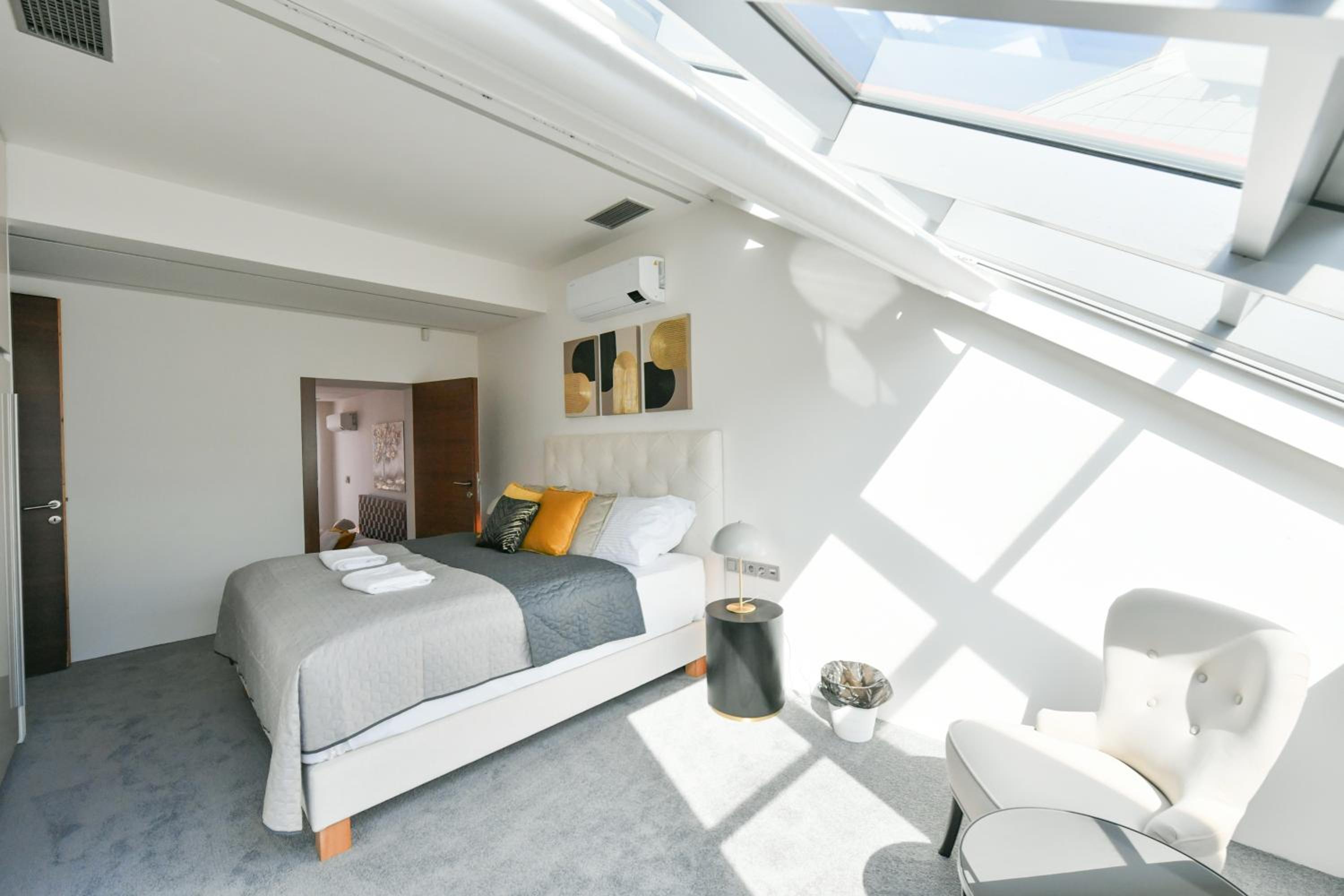PRESIDENTIAL PENTHOUSE, 303m2, JACUZZI on TERRACE, SAUNA, 6BDRM, 4BTHRM, AC, LIFT